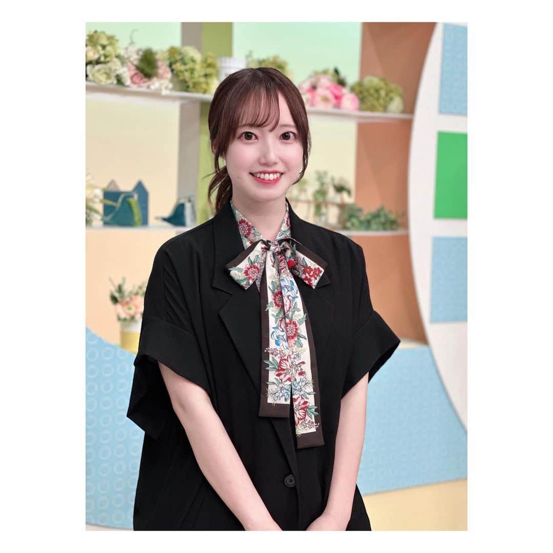 石井奏美のインスタグラム：「シアワセ気分の衣装は 大人っぽい黒のジャケット🖤  アクセントに華やかな ブラウスを合わせてみました💐  jacket: PASSIONE (@passione_tokyo ) blouse:GRACECONTINENTAL(@grace_continental.div )私物  衣装提供:RADICA高松(@radica_takamatsu )  今日は大人っぽい服装だったので ヘアも合わせて ポニーテールに💡  お洋服に合わせて 全体のバランスを考えるの 好きな作業かもしれない🤍  皆さん、 今日も1日お疲れ様でした💐🧸  #岡山#香川#アナウンサー #アナウンサー衣装#衣装#fashion#ootd」