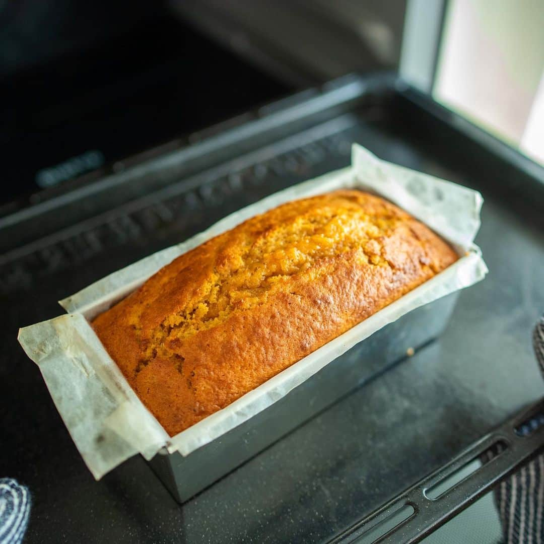 ぐっち夫婦さんのインスタグラム写真 - (ぐっち夫婦Instagram)「ホットケーキミックスで簡単☺️🥕 今日は「ホットケーキミックスで作るキャロットケーキ」  ホットケーキミックスに すりおろしにんじんやレーズン、くるみ、 シナモンなどを混ぜて焼くだけ😄🙋‍♀️ しっとりおいしい〜💕 香りも良くて、お気に入りのおやつです＾＾  よかったら作ってみてね🙋‍♂️  ☻☻ⒽⒺⓁⓁⓄ☻☻  「ホットケーキミックスで作るキャロットケーキ」 🥞分量：作りやすい分量 ※型のサイズ：17cm×7cm×高さ6cm ⏰調理時間：50分 ⭐️難易度：★⭐︎⭐︎  ホットケーキミックス　150g にんじん　1本（150g） レーズン　大さじ2　 くるみ　大さじ2 シナモンパウダー　小さじ1/2 ナツメッグパウダー　少々  【A】 卵　2個 砂糖（きび砂糖使用）　60g 太白ごま油（サラダ油でも可）　80g  🐣下準備🐣 にんじんをすりおろす。レーズンとくるみは刻む。 オーブンを180℃に予熱する。 型にクッキングシートを敷き、油を少量（分量外）、 ペーパータオルで内側に塗る。  🙋‍♂️混ぜる🙋‍♀️ ボウルに【A】を入れて混ぜる。 すりおろしたにんじん、刻んだレーズンとくるみを加えて まんべんなく混ぜる。 ホットケーキミックスとシナモン、ナツメッグを加え、 粉っぽさがなくなるまでさっくりと混ぜる。  🙋‍♂️焼く🙋‍♀️ 型に流し入れて平らにならし、予熱したオーブンで10分焼く。 中央に切り込みを入れ、20〜30分ほど焼く。 竹串を刺し、生地がついてこなければ焼き上がり。  🙋‍♂️仕上げる🙋‍♀️ 粗熱が取れたら、型から取り出して冷ます。 食べやすい大きさにカットする。  ***  🍳レシピ概要 すりおろしたにんじんや、ナッツややレーズン 卵や砂糖、太白ごま油を混ぜ、 ホットケーキミックスやシナモン、ナツメッグを入れて さっくりと混ぜ合わせます。 生地を型に入れてオーブンで焼いたら完成＾＾ 冷めたら食べやすい大きさにカットしてね。  ***  🙋‍♀️💬 ホットケーキミックスがあると、 簡単にケーキが作れて便利！ すりおろしたにんじんやレーズン、くるみを入れて、 いろいろな食感や味を楽しんで。 ナツメッグやシナモンを使うことで、 奥深いスパイシーな味わいに＾＾ ぜひおうちおやつに♪  ぐっち夫婦の今日なにたべよう？🙋‍♂️🍽🙋‍♀️  ***  🐣お知らせ🐣  📘✨好評発売中！ 「いろいろつくってきたけど、やっぱりこの味」  🎦 YouTube 【ぐっち夫婦のふたりごはん】でも レシピ配信しています〜！ 遊びにきてね🙋‍♂️🙋‍♀️ @gucci_fuufu  💬 LINEでレシピ検索できます！ @gucci_fuufu にて  ☻☻ⒽⒺⓁⓁⓄ☻☻  #japanesefood #japanesefoods #レシピ #料理記録 #手作り料理 #簡単レシピ #ふたりごはん#夕ご飯 #晩ご飯 #お家ご飯 #手料理 #今日のごはん #ぐっち夫婦 #料理好きな人と繋がりたい #朝ごはん #スパイス #ホットケーキミックス #にんじん #ケーキ #おうちおやつ #ホットケーキミックスレシピ #ホケミ」4月22日 18時35分 - gucci_fuufu