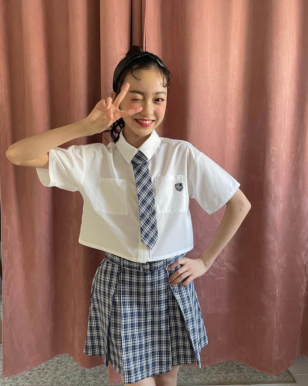 鎌田英怜奈のインスタグラム：「🩷 ピンクハントさんのオフショ◡̈  セットアップで着ると制服みたいで 韓国アイドルになった気分でした🇰🇷🩶  ネクタイが今年っぽくてお気に入りポイントです‪‪☺︎‬  #ピンクハント #pinkhunt #ピンクハントイメージモデル #鎌田英怜奈」