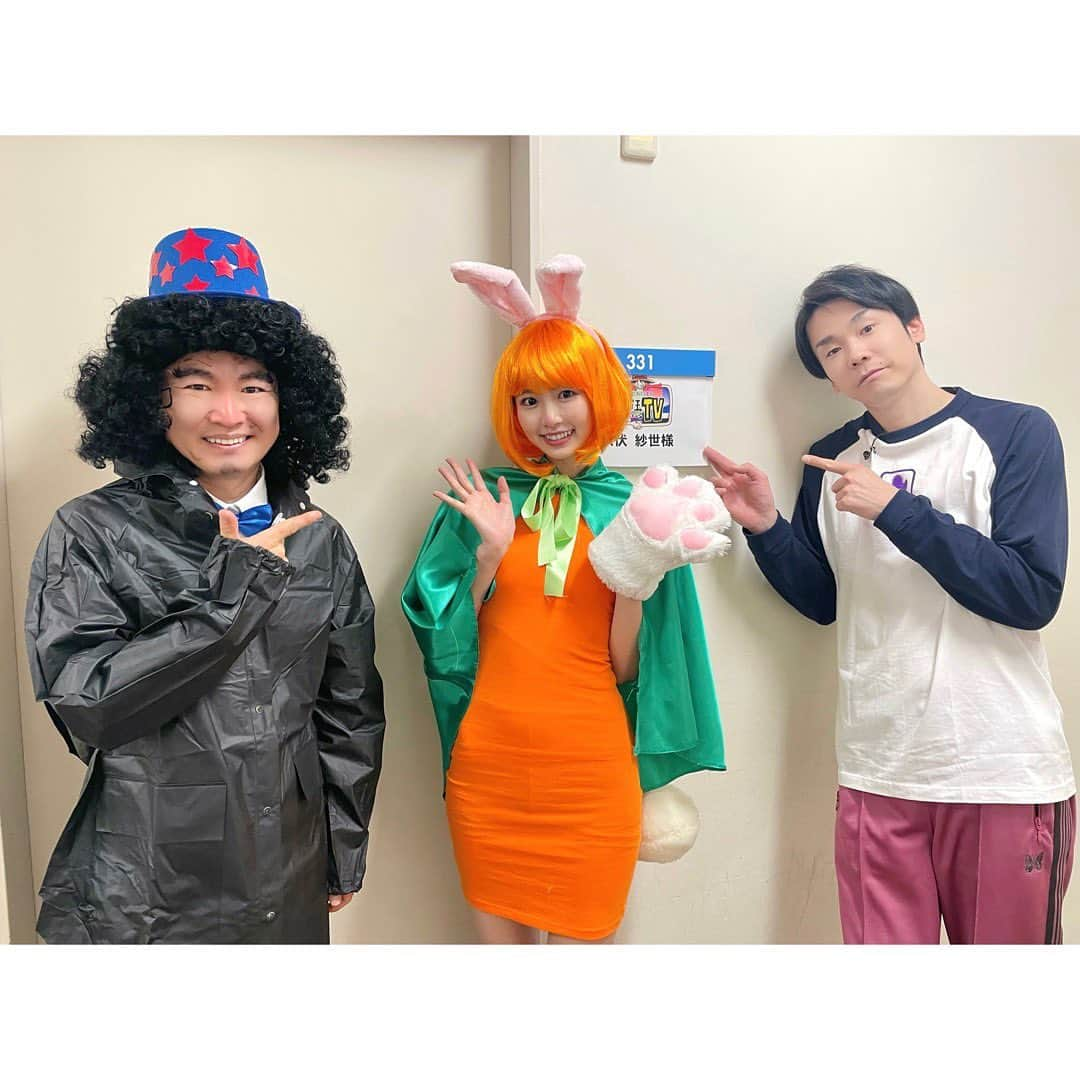 八伏紗世さんのインスタグラム写真 - (八伏紗世Instagram)「#海賊王におれはなるTV 見て下さり ありがとうございました🐰🥕💗  TVerで無料見逃し配信もあるよっ🏴‍☠️❤️  山内ガールズとして 神(山内さん)を間近で 拝めて幸せでした🤣🙏🏼笑  色黒こわマネージャーと 今後もお仕事頑張ります👦🏾♪笑  2枚目はTwitterに載せてた写真✨  3枚目の写真は 山内ガールズ(アシスタント)を 一緒にさせて頂いた田崎さくらちゃん🫶🏻 うるティも似合ってて めちゃ可愛い〜🤤💗 お会いする事が出来て すっごく嬉しかったです🥰  そして番組内で発表があった ワンピの実×かまいたちさん 最高すぎませんか！ フィギュア絶対買いに行く🤭  改めて神(山内さん)と女神(濱家さん) ありがとうございました🥹🏴‍☠️✨✨✨  #ONEPIECE」4月22日 18時48分 - yabusaya0928