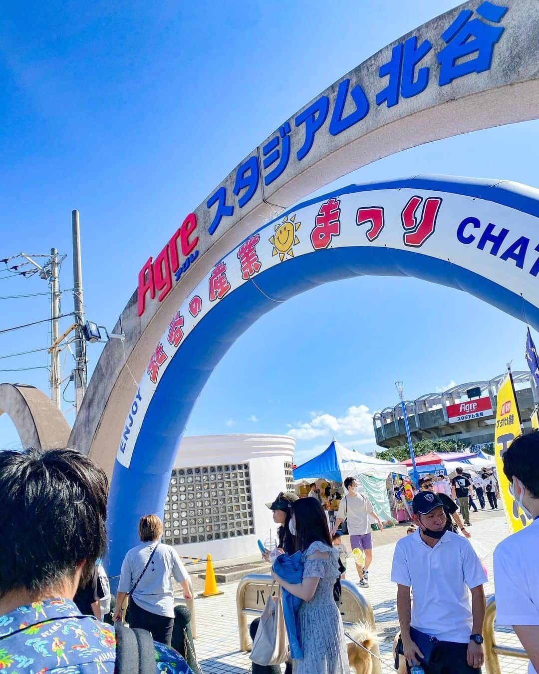 しほこのインスタグラム：「❤︎* ⁡ ⁡ Agreスタジアム🏟 北谷の産業まつり💫 ⁡ ⁡ 偶然やってて寄ってみた😊⚾️ ⁡ ⁡ ⁡ #新婚旅行 #新婚 #ハネムーン #honeymoon #沖縄 #沖縄旅行 #沖縄観光 #okinawa #旅行 #アグレスタジアム北谷 #agreスタジアム北谷 #北谷公園野球場前広場 #スタジアム #野球場 #北谷 #中日 #中日ドラゴンズ #ドラゴンズ #野球キャンプ #沖縄野球キャンプ #北谷産業 #北谷の産業まつり #産業まつり #キッチンカー #20221119」