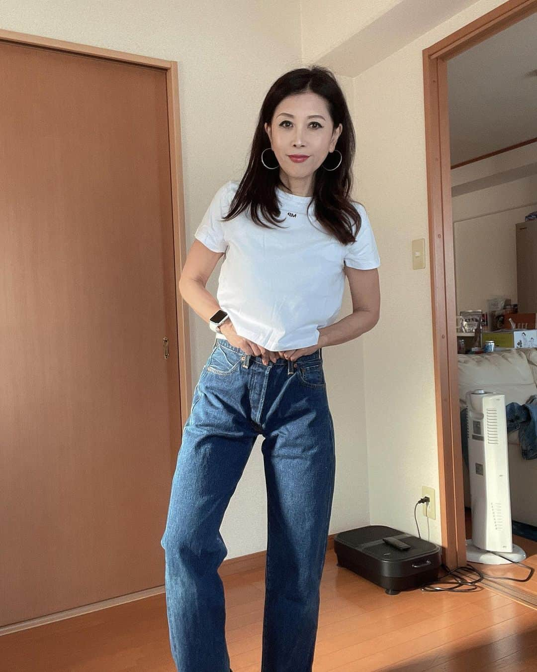 Naoko（なおこ）さんのインスタグラム写真 - (Naoko（なおこ）Instagram)「🤠 🤠 🤠 髪を切りたい病  数々の海外の セレブリティの方々が パツっと ボブにしだしている  日本のモード系 タレントさんも やってますよね  かっちょいい🥹🤍🤍🤍  モード感 爆上がりですね  パンピーのわたしが しても あんなには ならないと わかっちゃいるけど 毎日目に入流のは  ボブカットの セレブたち🤍  ロングは まぁまぁ 楽しめたし。  こりゃ 切るかな、、、  それよりクビのしわ、、、、😂  #筋トレ女子 #フィットネス女子#フィットネス#Fitness#筋トレ女子と繋がりたい #筋トレ好き#筋トレ好きと繋がりたい#減量 #くびれ#美ボディ #アラフィフ#アラフィフコーデ#ボディメイク #50代#健康 #熊本 #kumamoto」4月22日 18時41分 - smile_naohibi