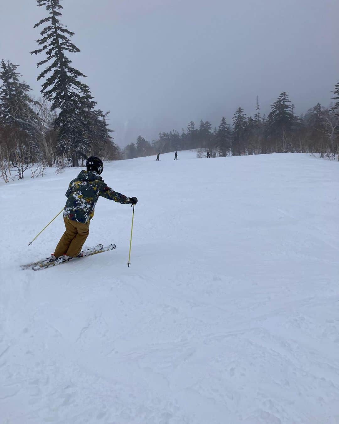 HBC北海道放送アナウンス部さんのインスタグラム写真 - (HBC北海道放送アナウンス部Instagram)「川畑恒一です。 札幌は桜が満開ですが、山ではまだスキーが出来ます。本州からスキー好きの友人が来たので札幌国際へ。 この日は市内中心部でも雪がちらつく天候で、春スキーというより冬スキー。 しっかり滑り納め出来ました！  #スキー #春スキー？ #札幌国際スキー場  #温泉入浴パックで #朝里川温泉  #HBC #アナウンサー #川畑恒一」4月22日 18時42分 - hbc_announcer