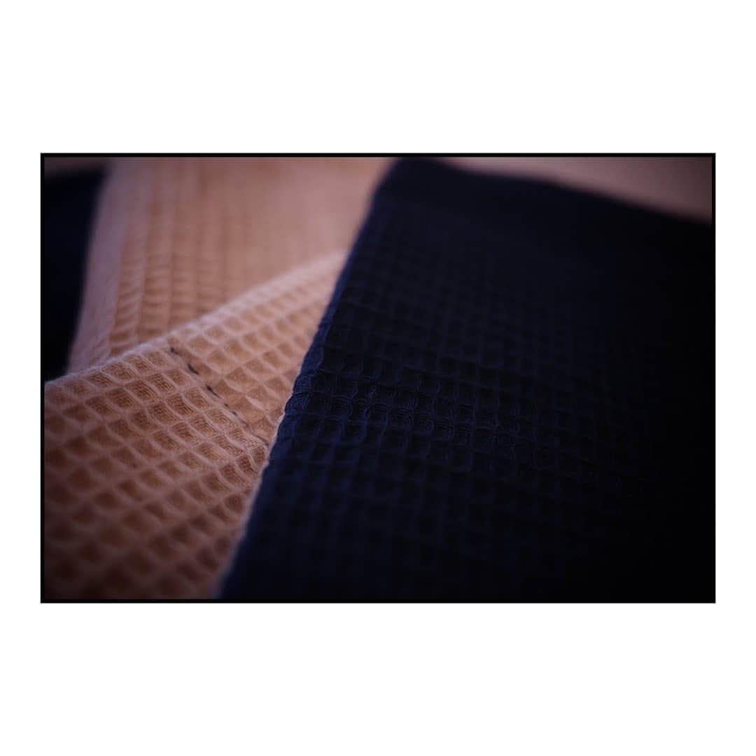 藤田敦子さんのインスタグラム写真 - (藤田敦子Instagram)「ㅤ 女性への質問です。 生理のときのナプキンやショーツ、 皆さんはどうしてますか？  わたしは、一度やり始めた 布ナプキンがやめられず 結局ずっと布ナプキン派です。  給水ショーツも使いますが 今のところサブ的要素というか、 普段はサニタリーショーツとして使い サクッと出かける時は給水ショーツのみ の場合もあり、と使い分けています。  ズボラ代表みたいな自分が なぜ布ナプキンなのか。  私個人的には、給水ショーツの場合は 一度血のついたものを肌に当てることに抵抗があり それは何度やっても慣れなかった…😅 あと、結局化学繊維のものが多いので、そこも気になって。  いろんな布ナプキンを使いまくって 肌にあたる部分が麻のものに落ち着いていたのですが 昨年 @ohayo_taiyoureihai のキャンプで出会った @sayaaa_jr さんが藍染の布ナプキンを 作られていると聞いて、めちゃ良さそうと思い オーダーさせていただきました。  これがもう、届いて触れた瞬間に なんじゃこのふわふわ感🥺てなりまして。  種から藍の葉を育て、発酵させて作った染料で オーガニックコットンを染めて作ってるそうで。 肌あたりが幸せすぎるのよー🥺  さらに、今まで使ってたものは 一度水洗いしないといけなかったのだけど こちらは届いてそのまま使えて本当にありがたき。  ただでさえ体がしんどい生理の時だからこそ できるだけかぶれたりしたくないし セスキにつけ置きしておけば、洗うのも本当に楽。 だって給水ショーツだって セスキにつけとくし、同じやん？と。笑  ズボラな私が、気づいたら長年布ナプキン沼に。 本当に体のことを考えるなら 布をお勧めしたいなあ。 とにかく冷えを感じないし、 自分がどれくらい血が出てるのかもわかる。 意識してトイレで出すようになるし いいことしかない👍👍👍  #藍染 #布ナプキン #ナプキン #生理 #生理用品 #布ナプキン生活」4月22日 21時00分 - blenda0305