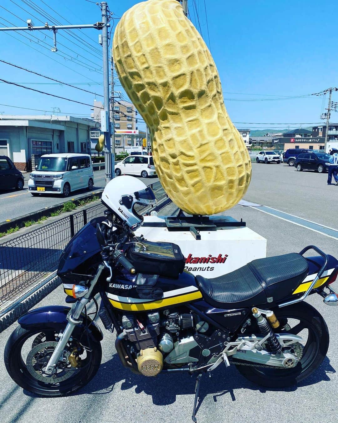 黒川忠文のインスタグラム：「千葉の木村ピーナッツ🥜は何回か行きましたが 奈良には中西ピーナッツがある！  で、メーター1000km 慣らし終えた…ｼﾗﾝｹﾄﾞ」