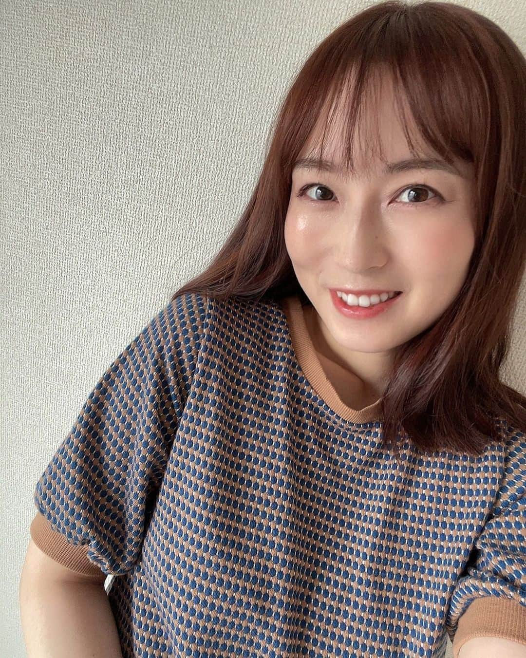 薄井しお里のインスタグラム：「夏だに🦀🫧 って思ったんだけど、今日はまあまぁ涼しくて、そうだよなぁ.そういえば4月なんだよなぁと当たり前のことを呟きました☝️🫥  し！が！つ！ 新生活みなさんいかがお過ごしですか？バタバタ、ドキドキ、疲れてしまう日々が続きますが、なんだこワクワクする月でもありますよね🦀💭  自分のペースで頑張ろうね😌♡ #寒くない？　#暑くない？　#何月かわかってる？ #今日何日かわかる？　#半袖デビュー」