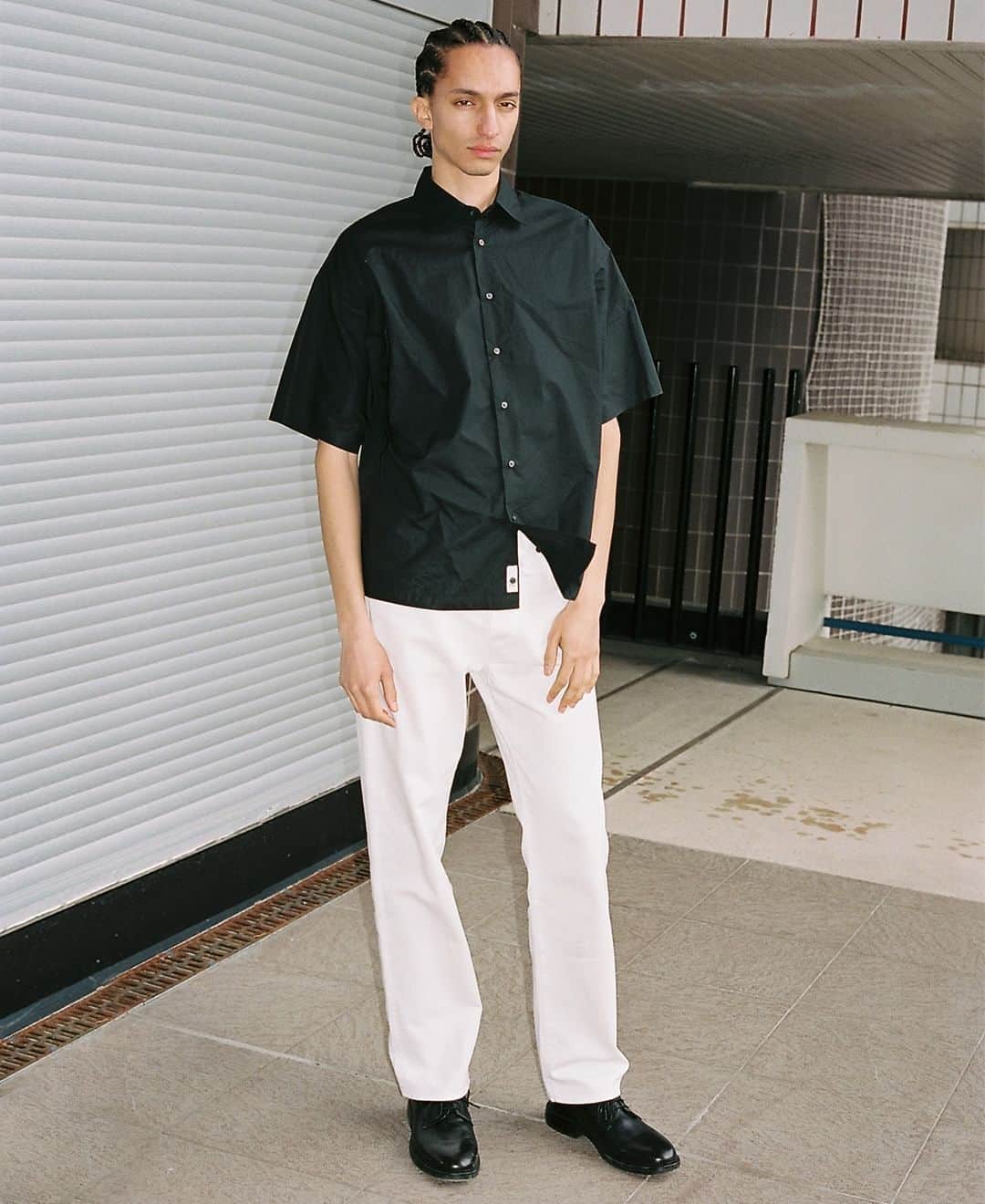 シスレーさんのインスタグラム写真 - (シスレーInstagram)「Urban twist✨ The oversized short-sleeved shirt you need now: pair it with relaxed fit trousers and your loose attitude.  Tap to shop🔗🔥   #SS23 #menwear #Sisley #fahion #outfit」4月22日 18時51分 - sisley