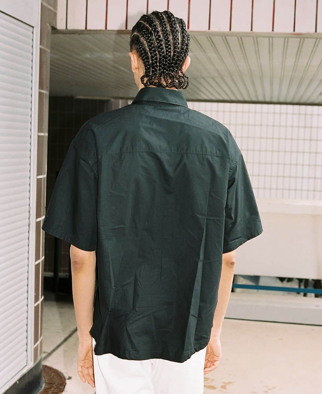 シスレーさんのインスタグラム写真 - (シスレーInstagram)「Urban twist✨ The oversized short-sleeved shirt you need now: pair it with relaxed fit trousers and your loose attitude.  Tap to shop🔗🔥   #SS23 #menwear #Sisley #fahion #outfit」4月22日 18時51分 - sisley