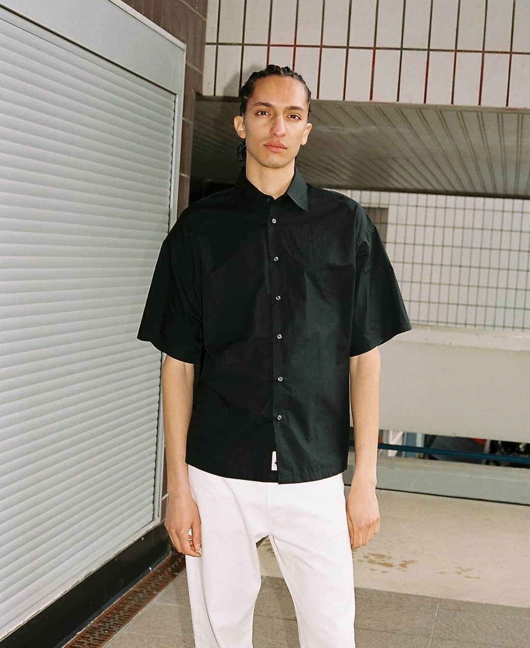 シスレーさんのインスタグラム写真 - (シスレーInstagram)「Urban twist✨ The oversized short-sleeved shirt you need now: pair it with relaxed fit trousers and your loose attitude.  Tap to shop🔗🔥   #SS23 #menwear #Sisley #fahion #outfit」4月22日 18時51分 - sisley