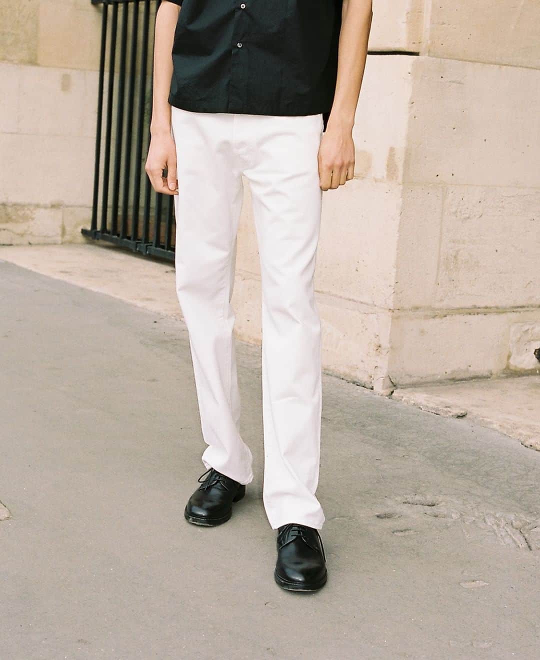 シスレーさんのインスタグラム写真 - (シスレーInstagram)「Urban twist✨ The oversized short-sleeved shirt you need now: pair it with relaxed fit trousers and your loose attitude.  Tap to shop🔗🔥   #SS23 #menwear #Sisley #fahion #outfit」4月22日 18時51分 - sisley