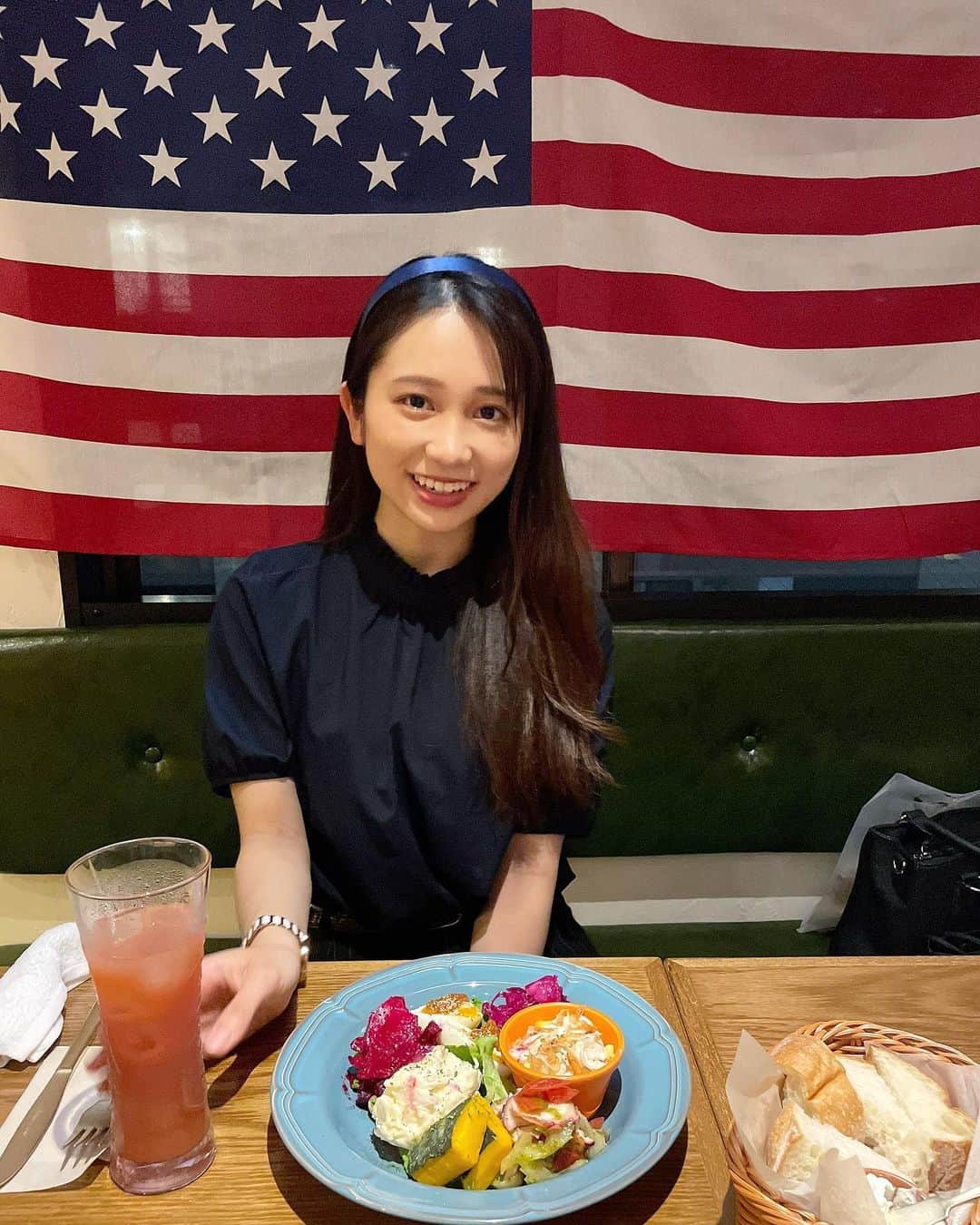 生形由佳のインスタグラム：「・ 恵比寿にある @newvillage.ebisu   店内がアメリカンで可愛かった🇺🇸🗽  全部美味しかった~🤤ブロッコリーとチキンハニーマスタードがわたし的に一推しです🌛♡  ほかにも気になるメニューが沢山あったのでまた行きたい🍽 -------------------------------------- ・タパスの盛り合わせ ・生ハムとサラミ ・コブサラダ ・ブロッコリーとチキン 　ハニーマスタード ・メインのお肉 ・クレームブリュレ ・ガトーショコラ --------------------------------------  #恵比寿グルメ  #恵比寿ディナー  #東京グルメ」