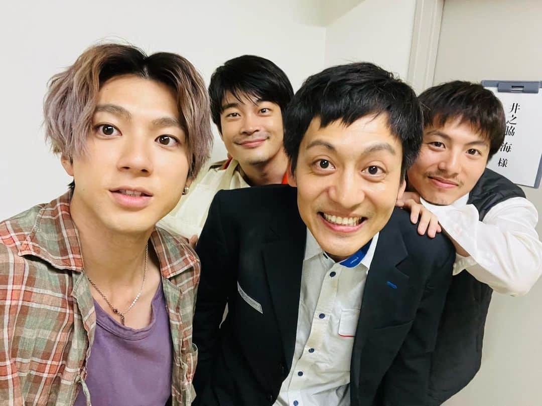 村田秀亮のインスタグラム：「今日もペンディング！  写真お願いする時緊張した😨 みんな優しい…  俺だけえーちゃんみたいな髪型しとる  #井之脇海くん #宮崎秋人くん #山田裕貴くん #ペンディングトレイン」