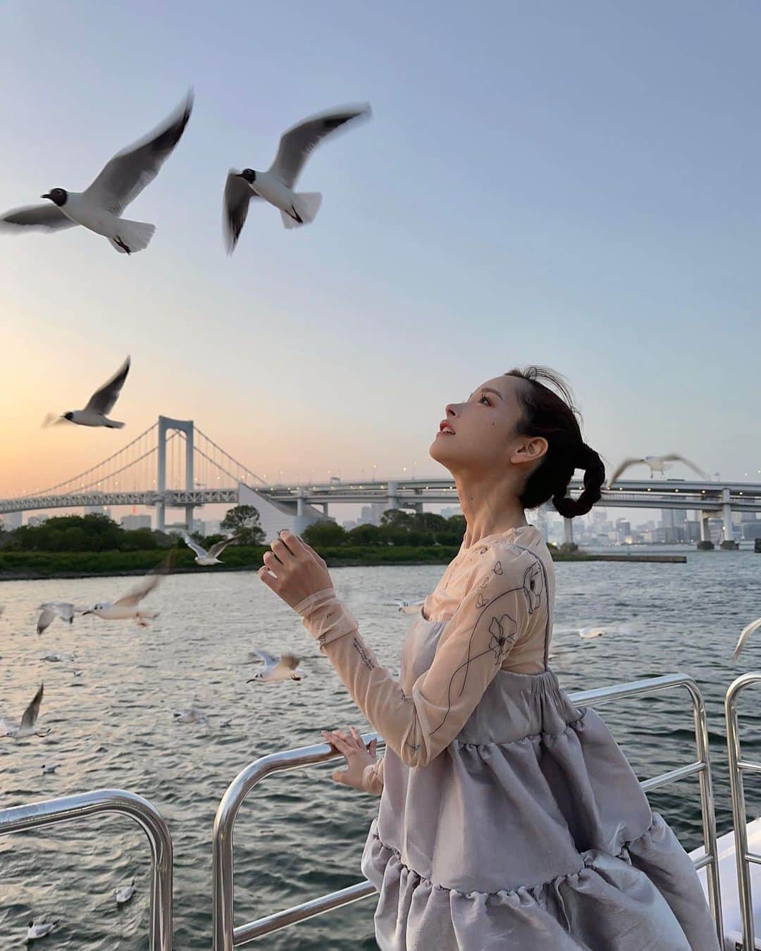 のインスタグラム：「船🚢  凄く気温もちょうど良くて 気持ちのいい風だったよ〜  周りにいるユリカモメたちも ずっとふよふよしてて可愛かった😂  jacket @poppy_tokyo  inner @eimyistoire_official  one-piece @fateen.my  socks @tabio.jp sneaker @ground_minamisemba」