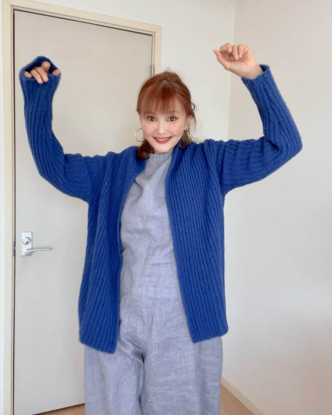 高見恭子さんのインスタグラム写真 - (高見恭子Instagram)「きのうが今日を今日が未来を連れてきてくれる。  #blue#bluecardigan  #loveblue #bluecode  #fashion#fashionphoto  #lovefashion  #smile」4月22日 18時53分 - takami_kyoko