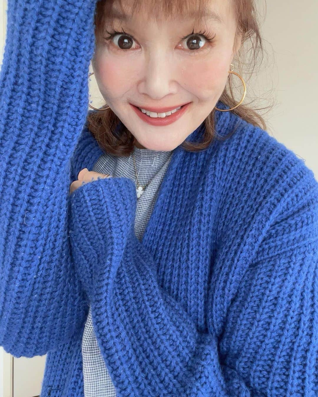 高見恭子さんのインスタグラム写真 - (高見恭子Instagram)「きのうが今日を今日が未来を連れてきてくれる。  #blue#bluecardigan  #loveblue #bluecode  #fashion#fashionphoto  #lovefashion  #smile」4月22日 18時53分 - takami_kyoko