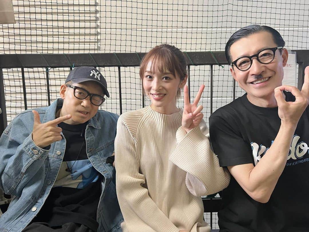 神部美咲のインスタグラム：「#カンコンキンシアター 2日目なんとか無事終了💜  ありがとうございました❣️  イワイガワさんのお二人と 撮って貰いました😎  明日は2回公演❣️ 無事乗り切れるのか⁈🤣  #それじゃあいってみよう  #イワイガワ さん #ジョニ男 さん #井川の闇」