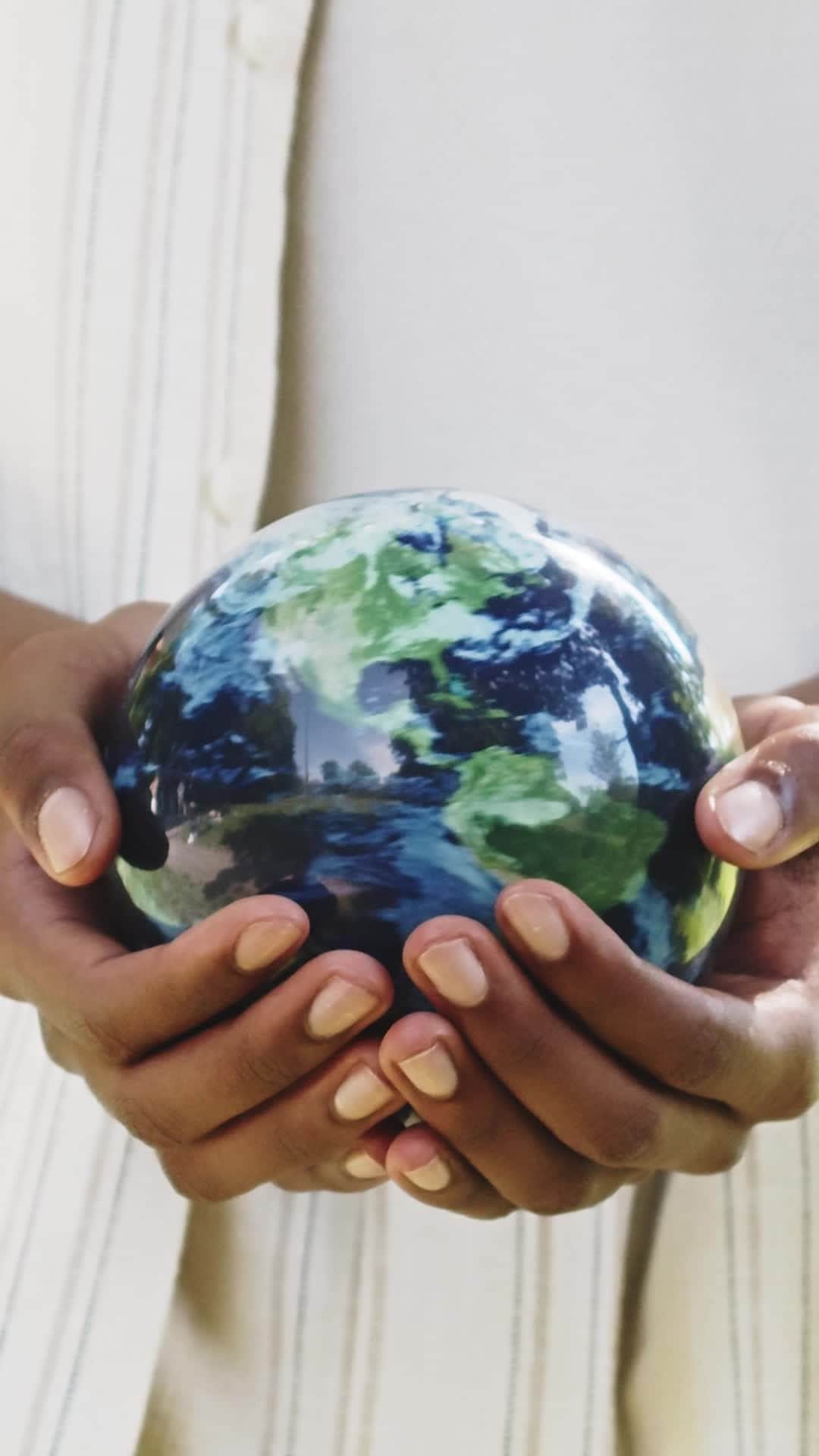NIVEA Deutschlandのインスタグラム：「Lasst uns jeden Tag zum Tag der Erde machen. Bist du dabei? 💙 🌏   #NIVEA #FürHautpflegeOhneTierversuche #EarthDay #HowDoYouNIVEA」