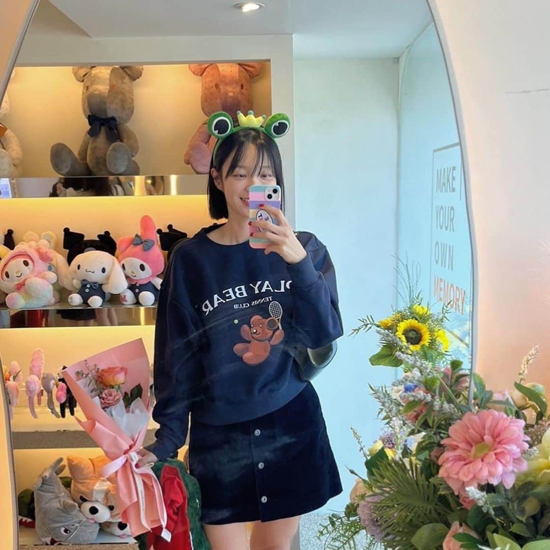 ソン・ジインのインスタグラム：「🐸🌸🦖💐💌」
