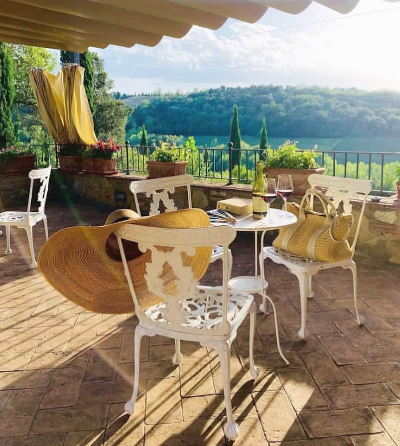 コルトモルテドのインスタグラム：「How should a perfect weekend start?  •straw hat •costanza large rafia bag  •breathtaking view  💚💛  #madeinitaly #raffiabag #costanzatote #cortomoltedo #tuscany」