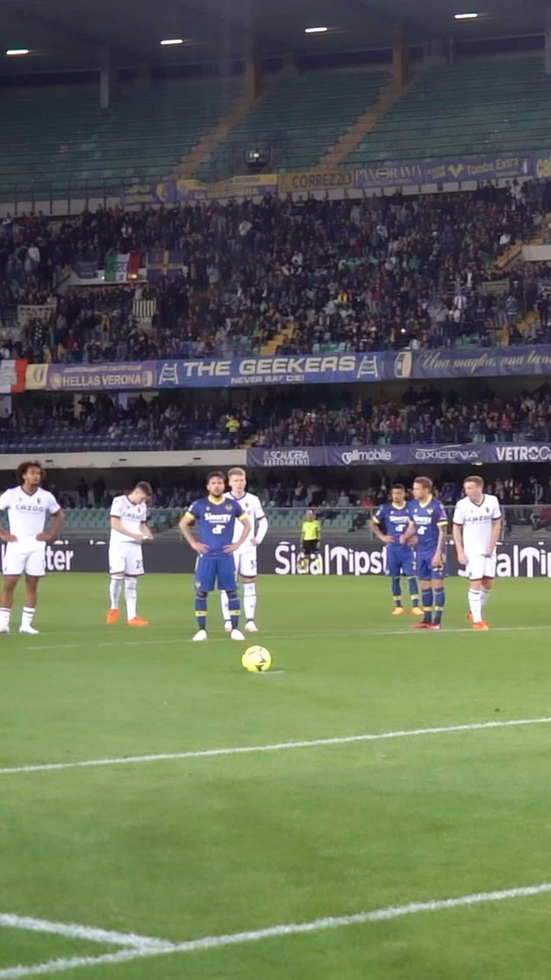 エラス・ヴェローナFCのインスタグラム：「Il PRIMO rigore della nostra stagione ✅💛💙  SIMO 🟡🔵  #DaiVerona #VeronaBologna #SerieATIM」