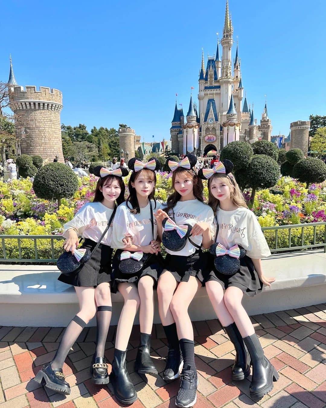のインスタグラム：「🏰 . 40周年Tシャツが可愛いすぎて 皆でお揃いーっ💓 . レインボーカチューシャに ショルダーバッグもお揃いにしたよ🌈 . #ディズニー #ディズニーコーデ #お揃いコーデ #ディズニーランド #disney #disneyland #ディズニー40周年 #えりんこディズニー #东京 #时尚潮流 #可爱的 #えりんコーデ #えりんこヘアアレンジ」