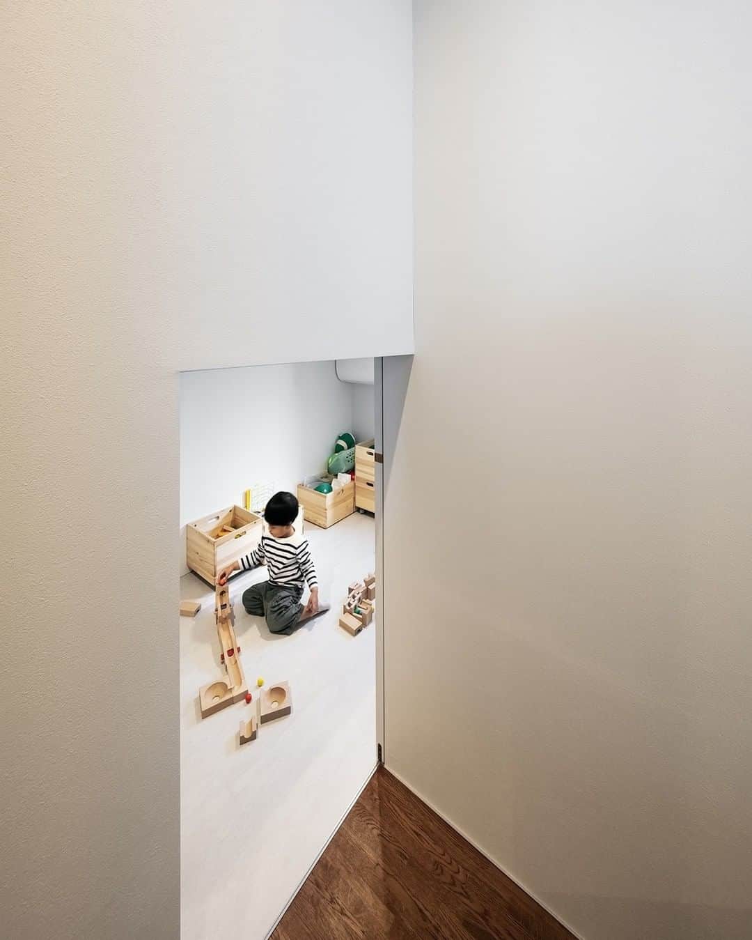 ミサオケンチクラボさんのインスタグラム写真 - (ミサオケンチクラボInstagram)「神園町の家／1.5階納戸 ・ 1.5階納戸を設けています。 天井高を1.4m以下にすれば階数にも床面積にも入りません。 いまはお子様のおもちゃを収納する部屋になっています。 ・ 写真：福澤昭嘉 #シンプル #モダン #デザイン #建築 #建築家 #建築家住宅 #注文住宅 #設計事務所 #住宅 #新築 #一軒家 #家 #建築家の家 #建築家とつくる家 #設計事務所とつくる家 #建築家と建てる家 #住まい方#ライフスタイル #architect #architecture #design #home #1.5階納戸」4月22日 19時00分 - misaoarc
