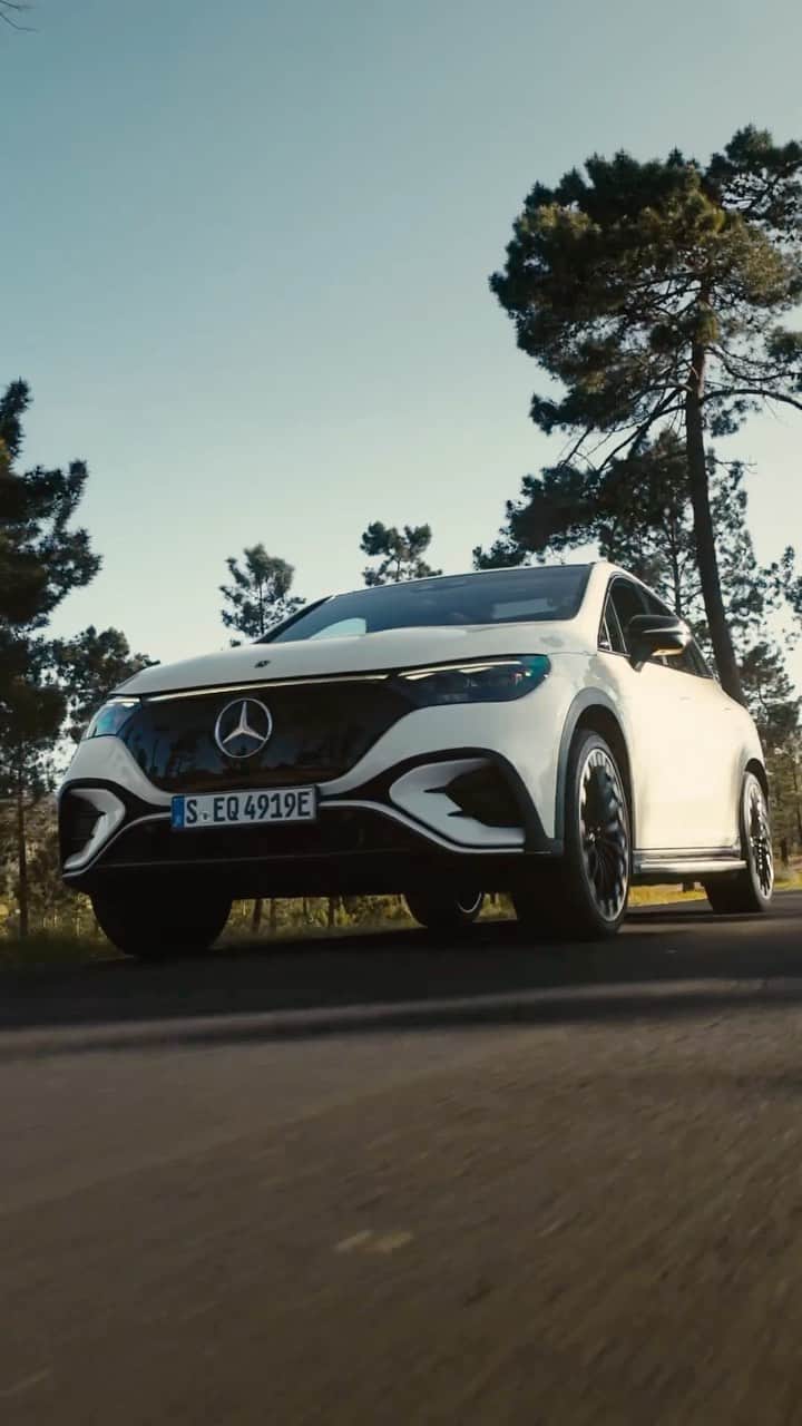 のインスタグラム：「“Invest in Our Planet.” - that’s our theme this year’s Earth Day. With our ambition 2039 Mercedes-Benz is committed to contribute fighting climate change. We’re accelerating the transformation into an all-electric future of mobility. Because every action counts. #sustainability #ambition2039 #environment #earthday #MercedesBenz」