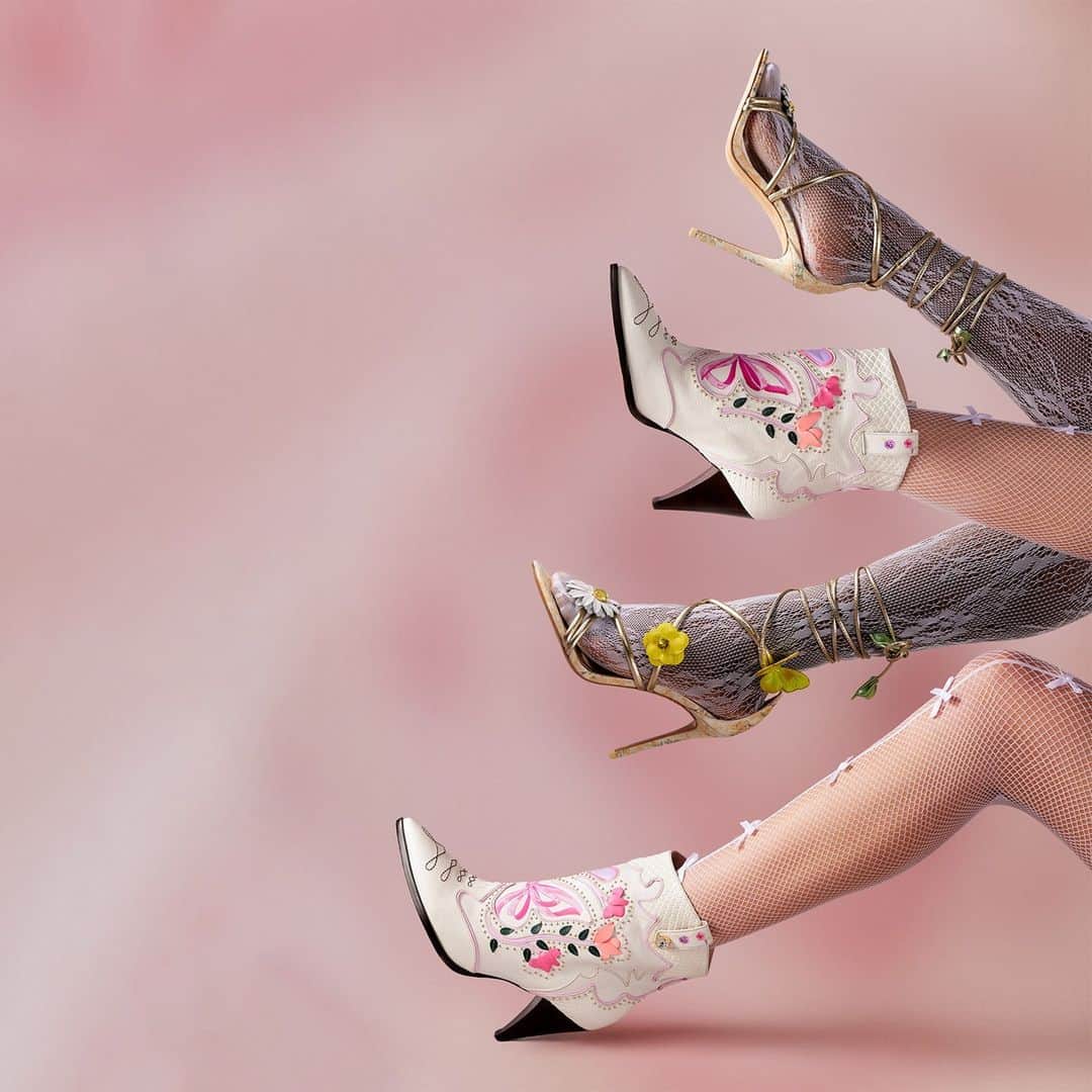 SOPHIA WEBSTERのインスタグラム：「A floral fantasy come to life! 🌸 We're super excited to introduce our new collaboration with @loveshackfancy 🌼🦋  ⚡Be quick! our Shelby boots are selling fast!⚡   Creative Lead/Styling - @leithclark Photography - @efi_gousi Nails - @nailedbysg Hair - @maaritniemela_hair_ Models - @shani_ross7 / @freyahaworth  Dress- @loveshackfancy   #SophiaWebster #SophiaWebsterXLoveShackFancy #LoveShackFancy」