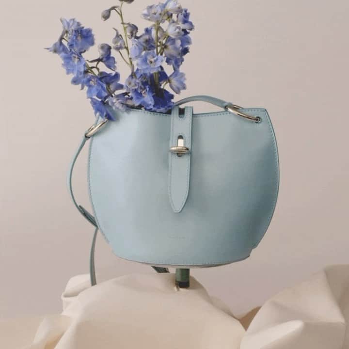 フルラのインスタグラム：「Happy Earth Day. Every human being is unique and moved by the desire to leave an exemplary testimony on earth. Furla and Cyclica have created Unica Furla Earth Limited Edition, the first leather bag that will not leave a negative footprint on the environment but will live in synergy with it.  #FurlaUnicaBag #EarthDay」