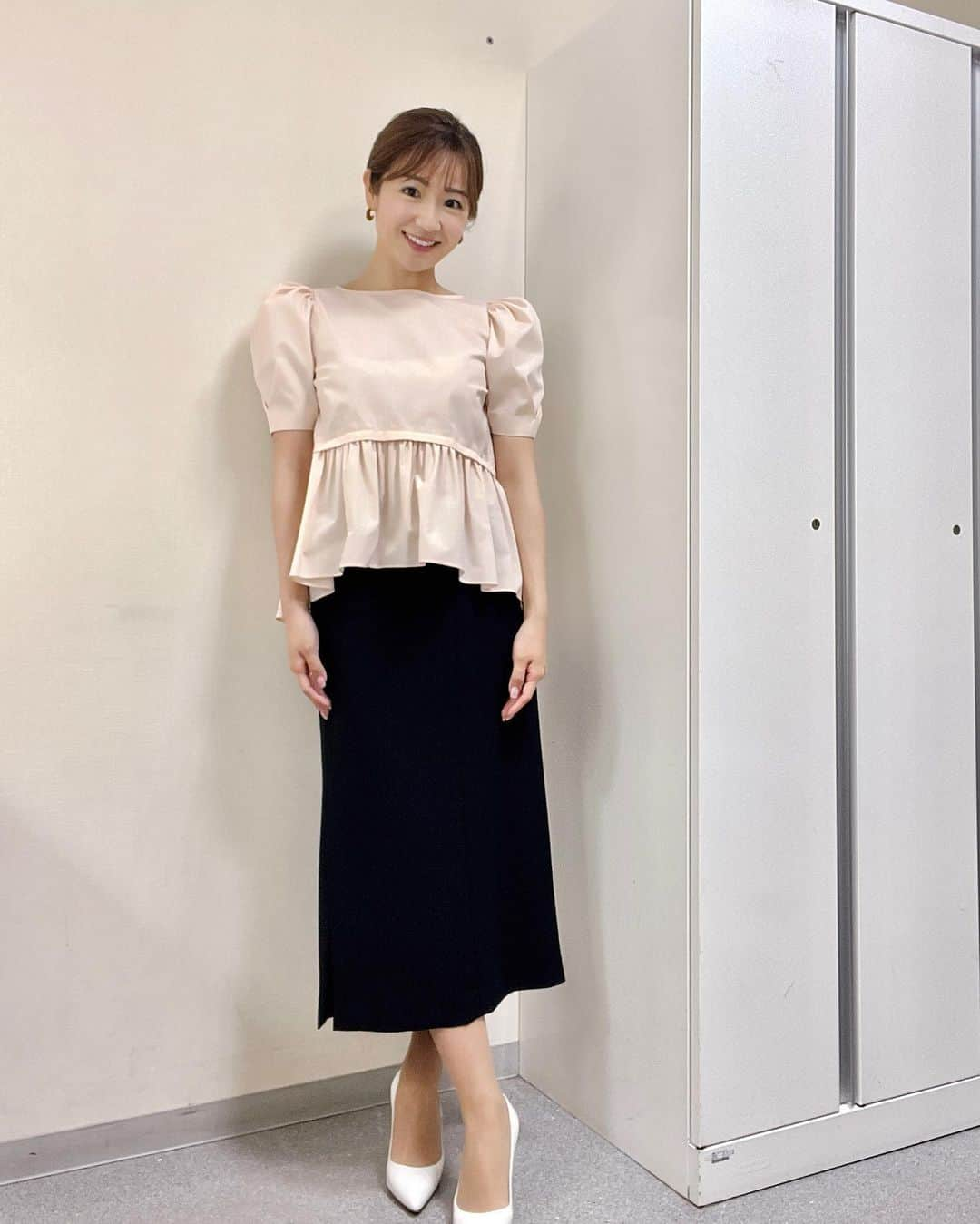 長野美郷のインスタグラム：「先日のプライムニュースたち😊✨  そろそろ半袖もスタメンになってきました🤭🌈  ❤︎ピンクブラウス @m_maglie_le_cassetto_official  ❤︎グリーンブラウス @ined_claro_official ❤︎ブラウンスカート its_international_official  すみっコで写真撮りがち😂  #プライムニュース #春服 #カラフルな春  今年はわくわくしますね🥰 暑いとおもったらひんやり。 #体調に気をつけて  過ごしましょう🥹」