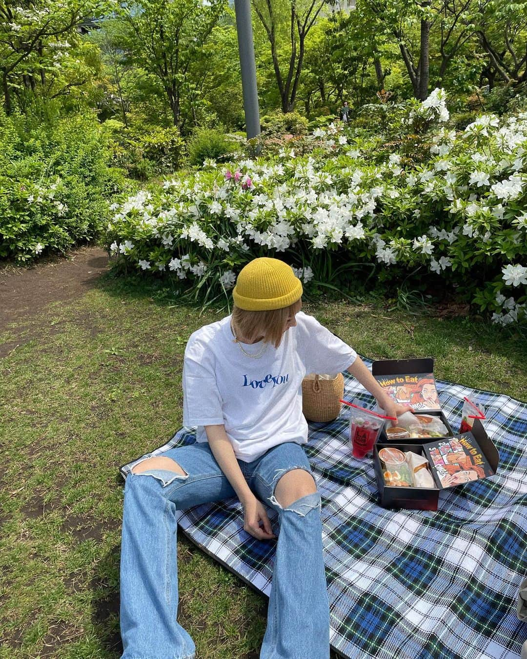 ステファニーさんのインスタグラム写真 - (ステファニーInstagram)「🥪🇺🇸🌞❤️‍🔥🌈✨ 初めましてのサンドイッチは、 ソースにディップして食べるタイプのLAのソウルフード！ 赤坂駅から徒歩2分の場所にあるんだけど 日本初上陸らしく、ビーフと新登場のオマール海老を 食べたのですが、ボリューミーでパンも少しハードめで サイドにはパスタサラダもあってわんぱくで美味しかった！ 店内はもちろんだけど、みんなも気持ちのいい日に こうやってピクニックするのもオススメ♡  #赤坂グルメ#赤坂ランチ #サンドイッチ #高級サンドイッチ #フレンチディップサンド#肉サンド #ステーキサンド #ロブスターサンド #tokyogourmet #tokyosandwich #tokyolunch #love #yummy #ピクニック」4月22日 19時04分 - steph_0928_