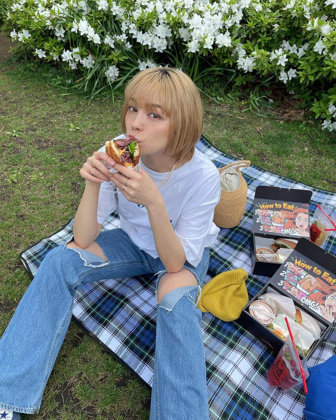 ステファニーさんのインスタグラム写真 - (ステファニーInstagram)「🥪🇺🇸🌞❤️‍🔥🌈✨ 初めましてのサンドイッチは、 ソースにディップして食べるタイプのLAのソウルフード！ 赤坂駅から徒歩2分の場所にあるんだけど 日本初上陸らしく、ビーフと新登場のオマール海老を 食べたのですが、ボリューミーでパンも少しハードめで サイドにはパスタサラダもあってわんぱくで美味しかった！ 店内はもちろんだけど、みんなも気持ちのいい日に こうやってピクニックするのもオススメ♡  #赤坂グルメ#赤坂ランチ #サンドイッチ #高級サンドイッチ #フレンチディップサンド#肉サンド #ステーキサンド #ロブスターサンド #tokyogourmet #tokyosandwich #tokyolunch #love #yummy #ピクニック」4月22日 19時04分 - steph_0928_