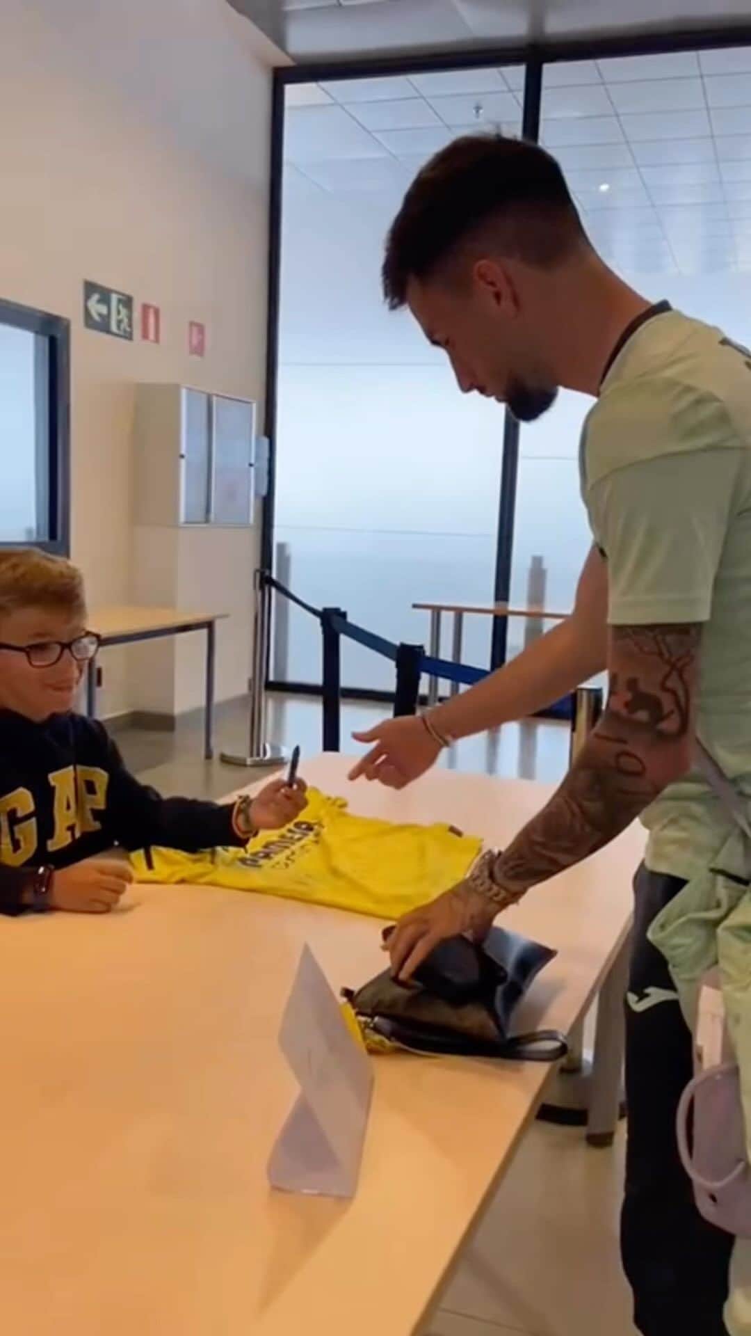 ビジャレアルCFのインスタグラム：「¡Conociendo a nuestro pequeño, pero grandísimo Fan Número 1 antes de viajar a Sevilla 💛!  Getting to know our young No.1 Fan before travelling to Seville 💛!」