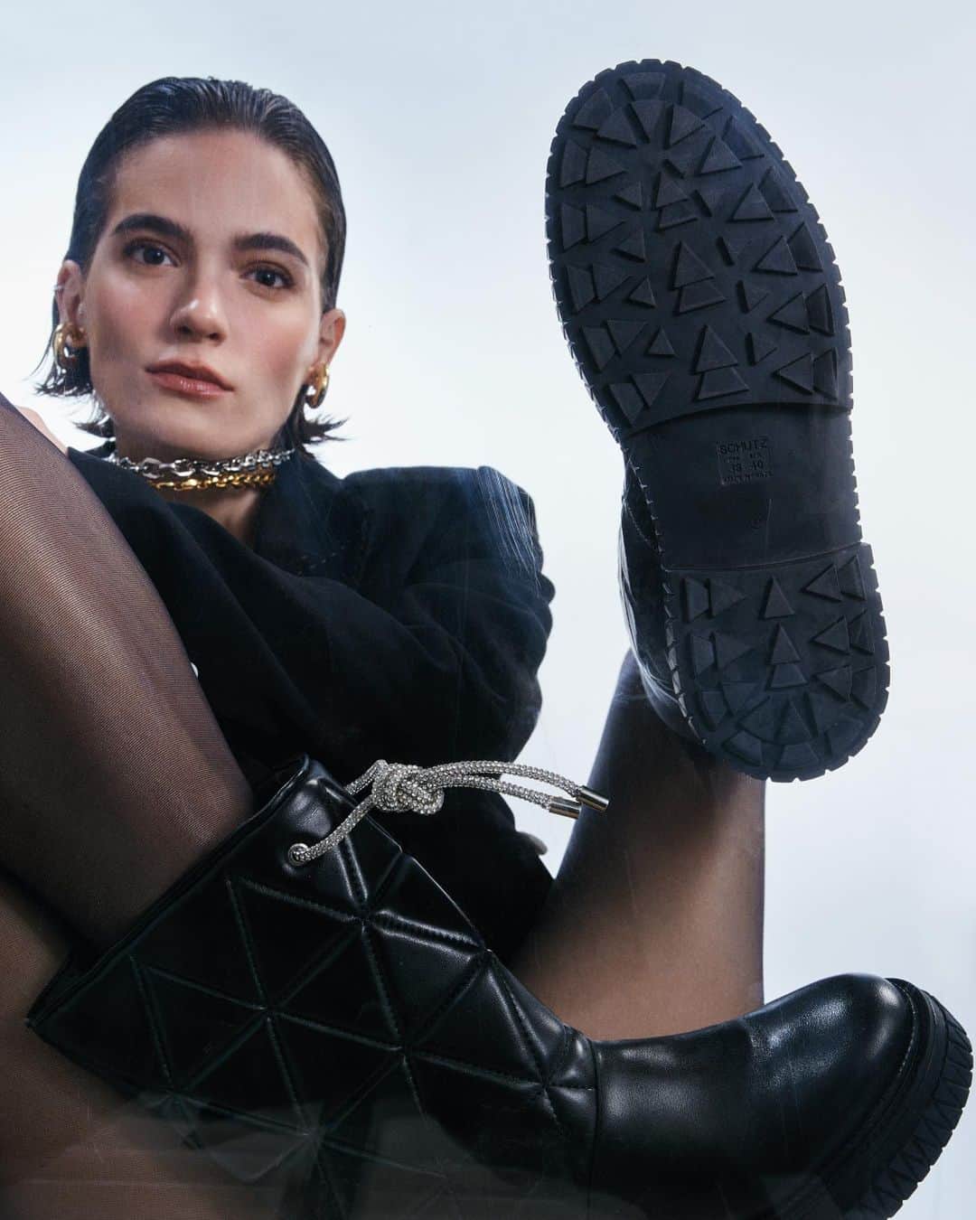 のインスタグラム：「Esta bota de solado tratorado é um verdadeiro acontecimento! Com detalhamento em matelassê e cano médio em couro, ela é supertrendy e diferenciada, e tem um atacador de malha de brilho que ainda adiciona um toque glam!   #Schutz #SchutzTratoradas」