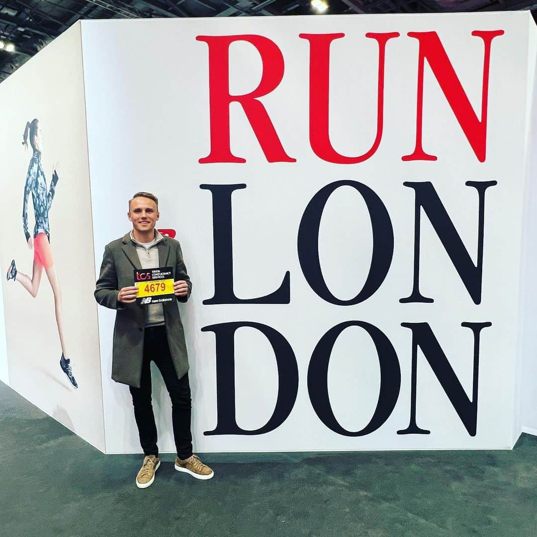 マックス・チルトンさんのインスタグラム写真 - (マックス・チルトンInstagram)「One more sleep! My first marathon tomorrow and what a city to be running it in. Going to soak up the atmosphere and probably the rain by the looks of it. Was given an elite bib number from the time I was aiming for last year which I deferred from! If you see a slow elite runner that’s me. 😆 I am running on behalf of the @rnli. If you would like to donate there is a link in my bio.  #londonmarathon」4月23日 0時30分 - maxchilton