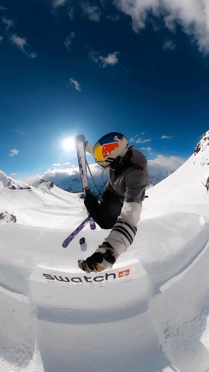 レッドブルのインスタグラム：「@kirski12 capturing all the Swatch Nines mayhem in its full glory 😤 #GoProMAX  📍: @thenines.cc 🎥: @gopro #GoProSnow #swatchnines #freeskiing #train #schilthorn #givesyouwiiings」