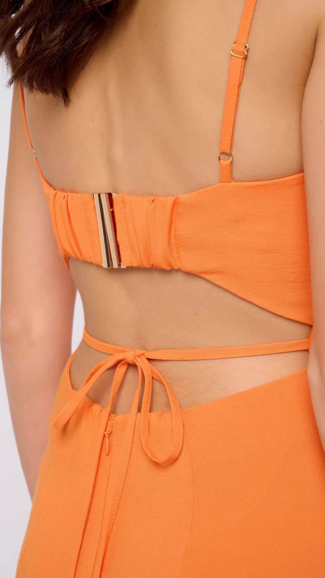 クーカイのインスタグラム：「On craque pour la robe midi Hayman : son dos noué, sa matière légère et sa couleur orange vibrante en font la tenue parfaite 🧡 - We love the Hayman midi dress: its tied back, its light material and its vibrant orange color make it the perfect outfit 🧡  #kookai #fashion #SS23 #kookaistyle #ootd #outfitinspiration #outfitideas #outfitoftheday #newcollection #spring」