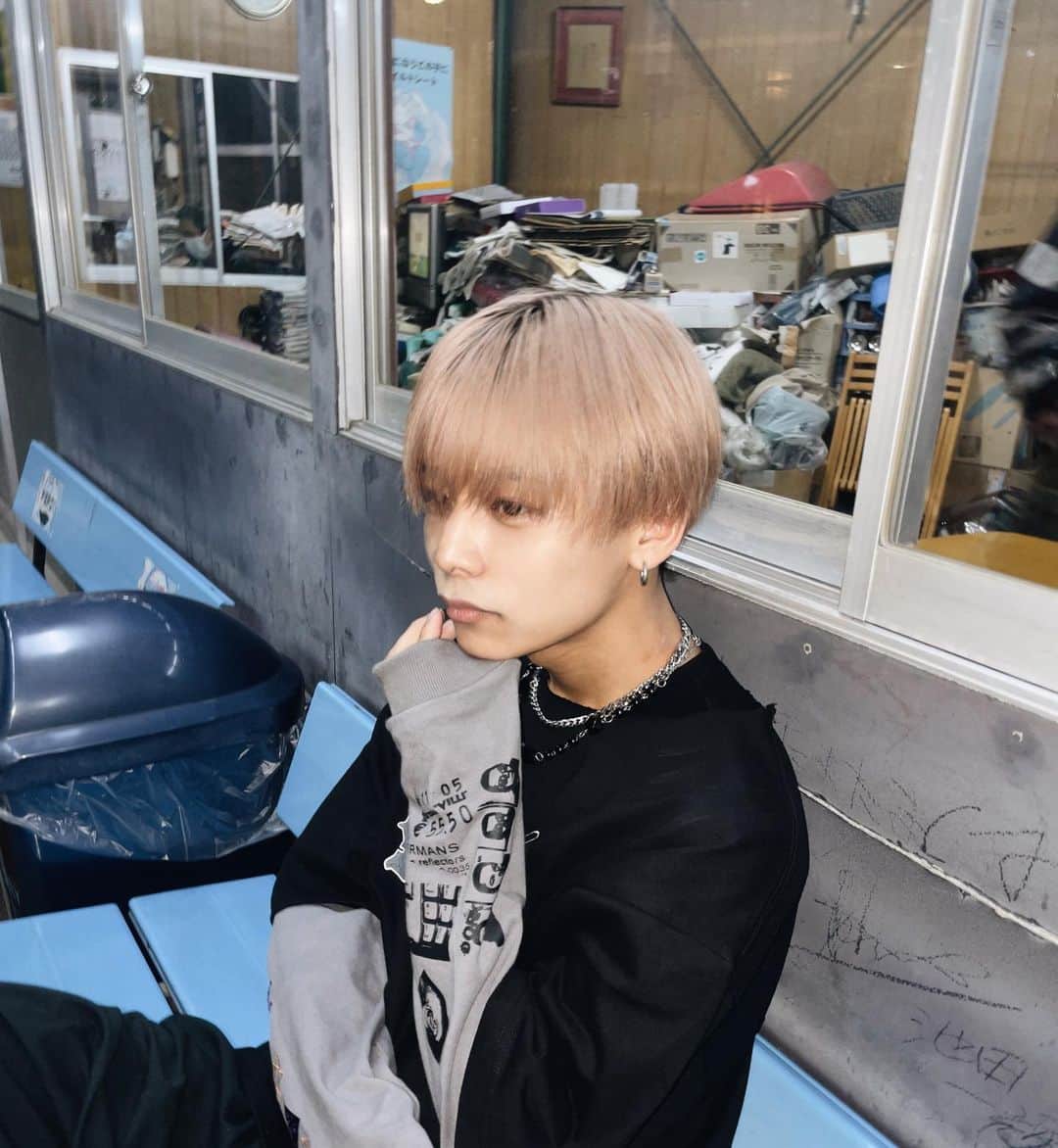 岡春翔さんのインスタグラム写真 - (岡春翔Instagram)「髪染めた。どうすか」4月22日 19時08分 - strangecat_haruto