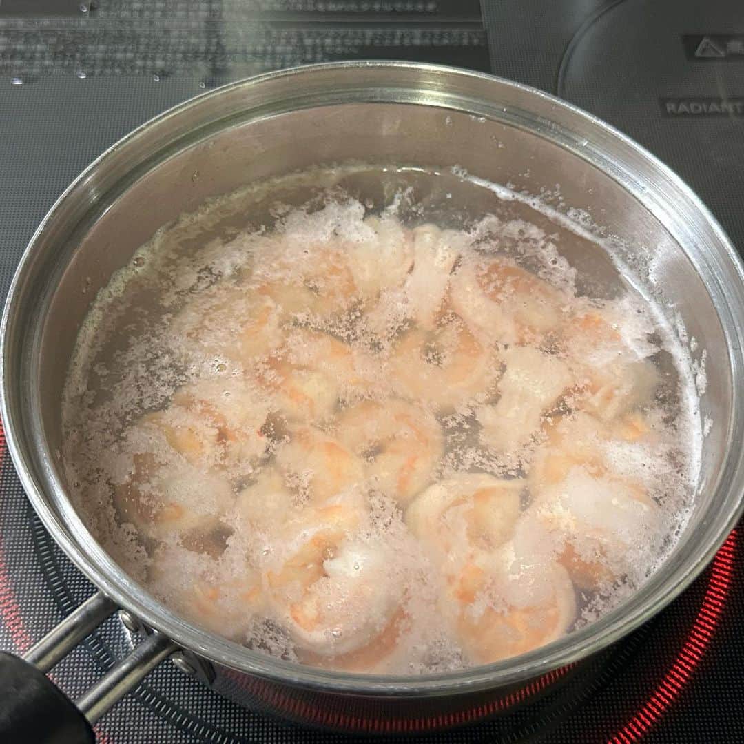 しにゃさんのインスタグラム写真 - (しにゃInstagram)「今日は海老とアボカドを使っためちゃウマな１品をご紹介します🤗✨ ぷりぷりの海老とクリーミーなアボカドの組み合わせにバジルとブラックペッパーのアクセントが最高で、キリッと冷えたワインやスパークリングにめっちゃ合います😋💕 作り方もめちゃくちゃ簡単なのでおうち飲みのお供にオススメです🙌🏻 それでは作り方をご紹介します✨      海老とアボカドのバジルペッパー和え  【材料】３〜４人分 ◎むき海老・・・１５尾 ◎アボカド・・・１個 ◎ミニトマト・・・８個 (調味料) ◎オリーブオイル・・・大さじ２ ◎バジル(乾燥)・・・小さじ１ ◎塩・・・小さじ１／２ ◎ブラックペッパー・・・適量      【作り方】 １．むき海老を茹でて水気を切ります。  ２．アボカド、ミニトマトを一口大に切ります。   ３．ボウルに海老、アボカド、トマト、(調味料)を混ぜ合わせ、冷蔵庫で３０分程度おいて馴染ませます。   ４．器に盛り付けて完成です。    プリプリの海老とクリーミーなアボカドにバジルペッパーオイルがめちゃウマのやつです😋💕 バゲットにもめっちゃ合うので休日おうち飲みにぜひお試しくださいね😆🙌🏻     　 より詳しいレシピはお手数ですがブログを見てください🤗✨ プロフィール欄のURL(@shinya6727 )、もしくはストーリーズのスワイプから飛べます😌✨  【お知らせ】 私の２冊目のレシピ本、「しにゃのやみつき！つまみ飯」重版されております🙌🏻 いつも応援してくださる皆さまのおかげです😂🙏 なるべくシンプルな食材や調味料、どこにでもある調理器具を使って作れるやみつきレシピをまとめた１冊になっております📚 お料理が好きな方も苦手な方も楽しんでいただける内容になっています😊  いつも通りの鶏むね肉やもやし、厚揚げといった、リーズナブルでヘルシーな食材を使った大満足レシピを多数掲載してます🙌🏻 とにかく幅広い方のお役に立てるレシピ本となっていますので、多くの方に手に取っていただけたら嬉しく思います😌🙏 お買い求めはAmazon、楽天などのネット通販か、全国の書店で📚 どうぞよろしくお願いします😊 ・ ・ ・ #レシピ #recipe #簡単レシピ #料理 #おうちごはん #おうち飲み #トマト #アボカド #avocado #節約レシピ #ワイン #wine #おつまみ #おかず #時短レシピ #海老 #shrimp」4月22日 19時08分 - shinya6727