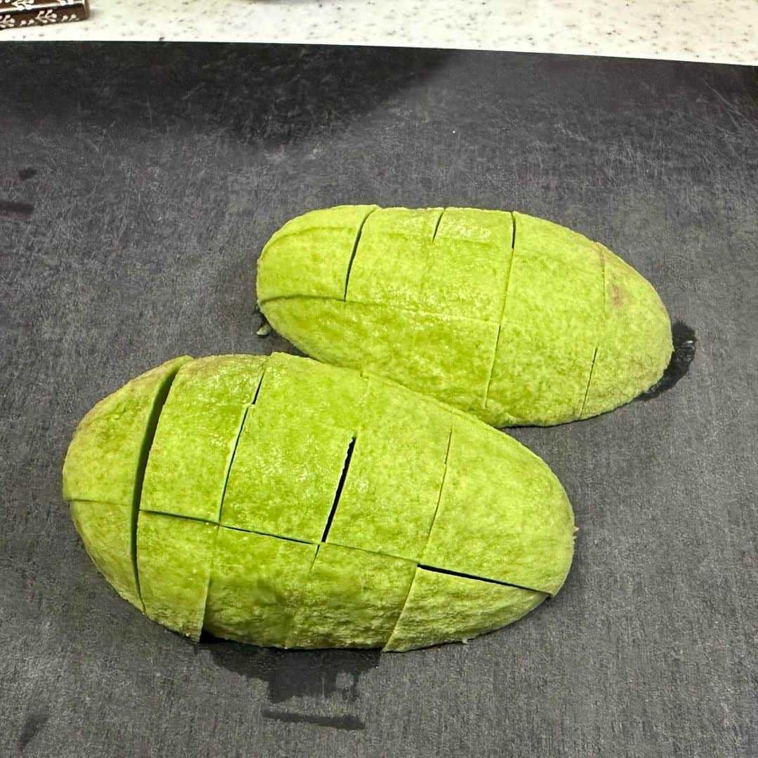 しにゃさんのインスタグラム写真 - (しにゃInstagram)「今日は海老とアボカドを使っためちゃウマな１品をご紹介します🤗✨ ぷりぷりの海老とクリーミーなアボカドの組み合わせにバジルとブラックペッパーのアクセントが最高で、キリッと冷えたワインやスパークリングにめっちゃ合います😋💕 作り方もめちゃくちゃ簡単なのでおうち飲みのお供にオススメです🙌🏻 それでは作り方をご紹介します✨      海老とアボカドのバジルペッパー和え  【材料】３〜４人分 ◎むき海老・・・１５尾 ◎アボカド・・・１個 ◎ミニトマト・・・８個 (調味料) ◎オリーブオイル・・・大さじ２ ◎バジル(乾燥)・・・小さじ１ ◎塩・・・小さじ１／２ ◎ブラックペッパー・・・適量      【作り方】 １．むき海老を茹でて水気を切ります。  ２．アボカド、ミニトマトを一口大に切ります。   ３．ボウルに海老、アボカド、トマト、(調味料)を混ぜ合わせ、冷蔵庫で３０分程度おいて馴染ませます。   ４．器に盛り付けて完成です。    プリプリの海老とクリーミーなアボカドにバジルペッパーオイルがめちゃウマのやつです😋💕 バゲットにもめっちゃ合うので休日おうち飲みにぜひお試しくださいね😆🙌🏻     　 より詳しいレシピはお手数ですがブログを見てください🤗✨ プロフィール欄のURL(@shinya6727 )、もしくはストーリーズのスワイプから飛べます😌✨  【お知らせ】 私の２冊目のレシピ本、「しにゃのやみつき！つまみ飯」重版されております🙌🏻 いつも応援してくださる皆さまのおかげです😂🙏 なるべくシンプルな食材や調味料、どこにでもある調理器具を使って作れるやみつきレシピをまとめた１冊になっております📚 お料理が好きな方も苦手な方も楽しんでいただける内容になっています😊  いつも通りの鶏むね肉やもやし、厚揚げといった、リーズナブルでヘルシーな食材を使った大満足レシピを多数掲載してます🙌🏻 とにかく幅広い方のお役に立てるレシピ本となっていますので、多くの方に手に取っていただけたら嬉しく思います😌🙏 お買い求めはAmazon、楽天などのネット通販か、全国の書店で📚 どうぞよろしくお願いします😊 ・ ・ ・ #レシピ #recipe #簡単レシピ #料理 #おうちごはん #おうち飲み #トマト #アボカド #avocado #節約レシピ #ワイン #wine #おつまみ #おかず #時短レシピ #海老 #shrimp」4月22日 19時08分 - shinya6727