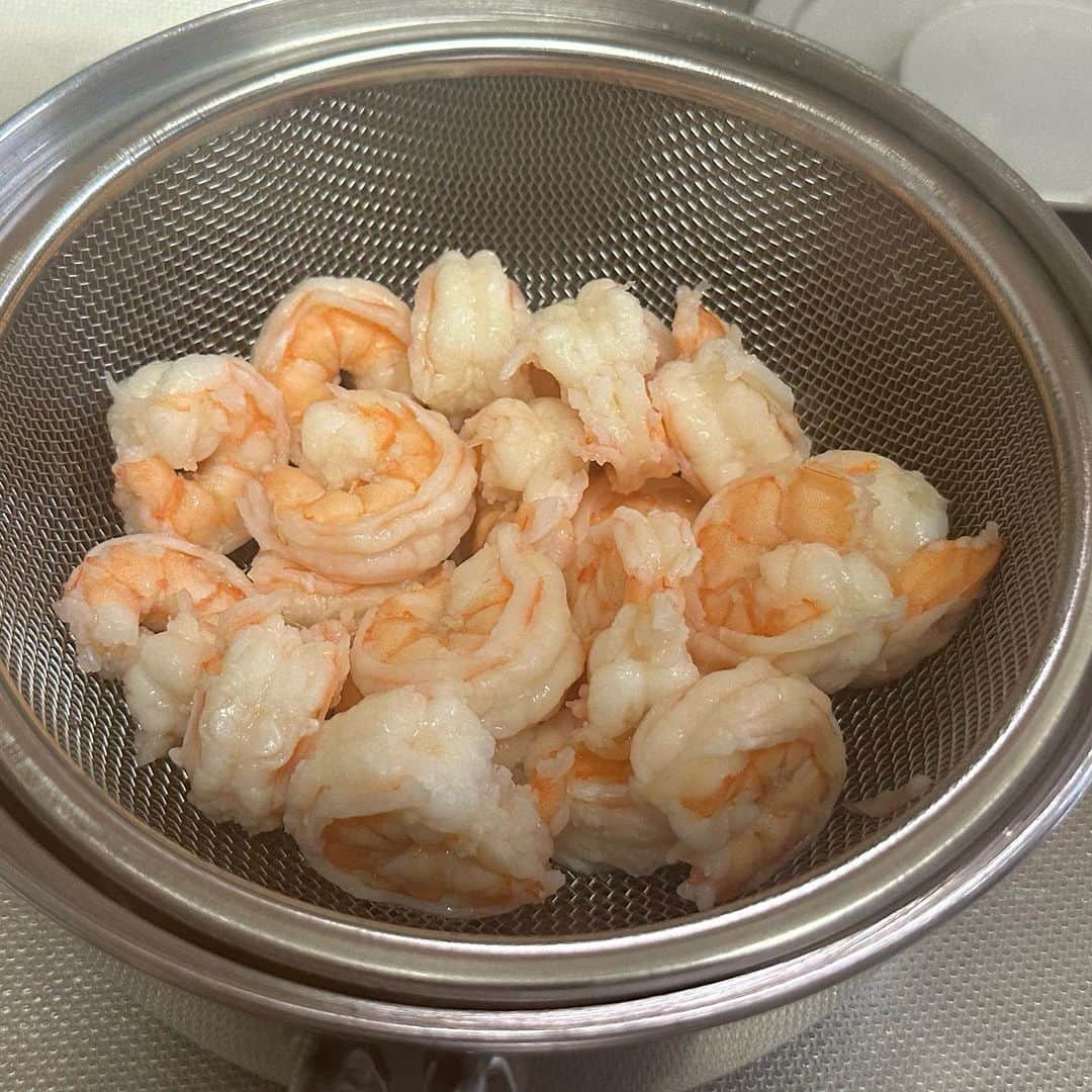 しにゃさんのインスタグラム写真 - (しにゃInstagram)「今日は海老とアボカドを使っためちゃウマな１品をご紹介します🤗✨ ぷりぷりの海老とクリーミーなアボカドの組み合わせにバジルとブラックペッパーのアクセントが最高で、キリッと冷えたワインやスパークリングにめっちゃ合います😋💕 作り方もめちゃくちゃ簡単なのでおうち飲みのお供にオススメです🙌🏻 それでは作り方をご紹介します✨      海老とアボカドのバジルペッパー和え  【材料】３〜４人分 ◎むき海老・・・１５尾 ◎アボカド・・・１個 ◎ミニトマト・・・８個 (調味料) ◎オリーブオイル・・・大さじ２ ◎バジル(乾燥)・・・小さじ１ ◎塩・・・小さじ１／２ ◎ブラックペッパー・・・適量      【作り方】 １．むき海老を茹でて水気を切ります。  ２．アボカド、ミニトマトを一口大に切ります。   ３．ボウルに海老、アボカド、トマト、(調味料)を混ぜ合わせ、冷蔵庫で３０分程度おいて馴染ませます。   ４．器に盛り付けて完成です。    プリプリの海老とクリーミーなアボカドにバジルペッパーオイルがめちゃウマのやつです😋💕 バゲットにもめっちゃ合うので休日おうち飲みにぜひお試しくださいね😆🙌🏻     　 より詳しいレシピはお手数ですがブログを見てください🤗✨ プロフィール欄のURL(@shinya6727 )、もしくはストーリーズのスワイプから飛べます😌✨  【お知らせ】 私の２冊目のレシピ本、「しにゃのやみつき！つまみ飯」重版されております🙌🏻 いつも応援してくださる皆さまのおかげです😂🙏 なるべくシンプルな食材や調味料、どこにでもある調理器具を使って作れるやみつきレシピをまとめた１冊になっております📚 お料理が好きな方も苦手な方も楽しんでいただける内容になっています😊  いつも通りの鶏むね肉やもやし、厚揚げといった、リーズナブルでヘルシーな食材を使った大満足レシピを多数掲載してます🙌🏻 とにかく幅広い方のお役に立てるレシピ本となっていますので、多くの方に手に取っていただけたら嬉しく思います😌🙏 お買い求めはAmazon、楽天などのネット通販か、全国の書店で📚 どうぞよろしくお願いします😊 ・ ・ ・ #レシピ #recipe #簡単レシピ #料理 #おうちごはん #おうち飲み #トマト #アボカド #avocado #節約レシピ #ワイン #wine #おつまみ #おかず #時短レシピ #海老 #shrimp」4月22日 19時08分 - shinya6727