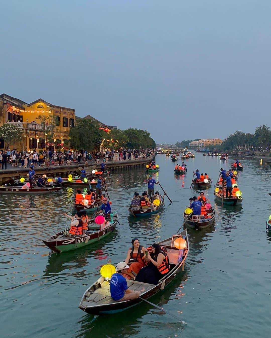 mikuponさんのインスタグラム写真 - (mikuponInstagram)「. hoi an🇻🇳  とってもベトナムらしい 素敵な街でした✨  おもちゃの鳥や光る飛ぶおもちゃが 至る所で売られてたり ボートに乗れたりランタンを川に浮かべたり ナイトマーケットがあったり で居てるだけで楽しかった♡  . #hoian #vietnam #pic #ベトナム旅行 #ダナン #ホイアン #ホイアン旅行」4月22日 19時10分 - ___ponmk2___