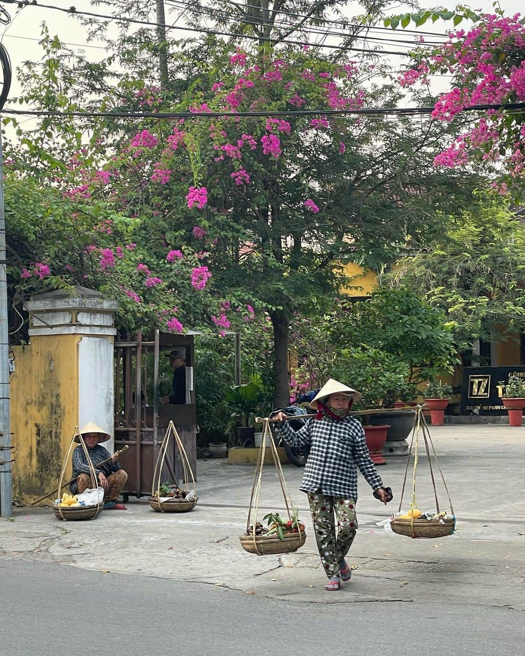 mikuponさんのインスタグラム写真 - (mikuponInstagram)「. hoi an🇻🇳  とってもベトナムらしい 素敵な街でした✨  おもちゃの鳥や光る飛ぶおもちゃが 至る所で売られてたり ボートに乗れたりランタンを川に浮かべたり ナイトマーケットがあったり で居てるだけで楽しかった♡  . #hoian #vietnam #pic #ベトナム旅行 #ダナン #ホイアン #ホイアン旅行」4月22日 19時10分 - ___ponmk2___