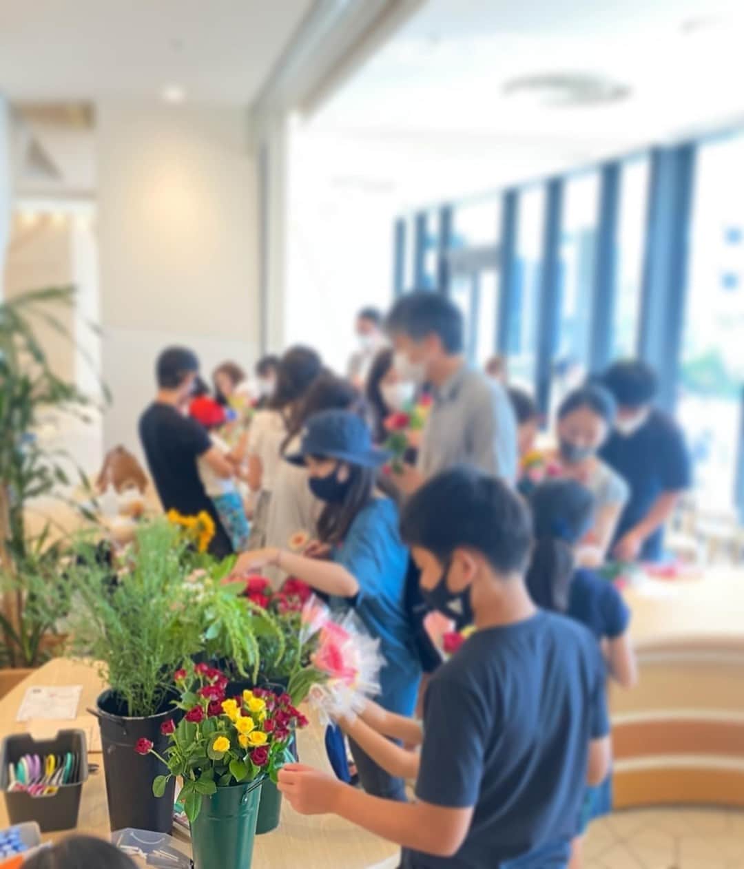 ザ・プリンス パークタワー東京さんのインスタグラム写真 - (ザ・プリンス パークタワー東京Instagram)「【PARK DAY 2023～PLUS FLOWER WORKSHOP～】  本日は #アースデイ ザ・プリンス パークタワー東京の地球に優しい取り組みをご紹介します✨  ピクニックイベント「PARK DAY 2023」では、市場に出回ることのできなかったお花を使ったワークショップと花摘みをご用意しております🌼  お子さまも楽しめる地球に優しいワークショップで 身近なところからSDGsを取り入れてみませんか。  協力：Hanavie  詳しくは「PARK DAY 2023」のWebサイトへ  PARK DAY 2023 – Plus Flower Workshop  Today is #EarthDay!  We at The Prince Park Tower Tokyo are marking the occasion with one of many immersive, Earth-friendly initiatives ✨  As part of our "Park Day 2023" picnic event, we will be hosting a flower-picking workshop with special, seasonal flowers that cannot be found at your regular market 🌼 Come take part in a scenic, environmentally conscious workshop that incorporates the hotel's SDGs into a fun day out for all the family!  ・In collaboration with Hanavie  For further details, please visit the PARK DAY 2023 website.  Share your own images with us by tagging @princeparktowertokyo —————————————————————   #絶景PARKDAY #PARKDAY #PICNIC #ピクニック #おしゃれピクニック #おしゃピク #グランピング #アウトドア #芝公園 #ゴールデンウィークイベント #ゴールデンウィーク #ロスフラワー #花摘み #ワークショップ #SDGs #flower #workshop #theprinceparktowertokyo #tokyotower #ThePreferredLife #ザプリンスパークタワー東京 #プリンスホテル #東京タワー」4月22日 19時10分 - princeparktowertokyo