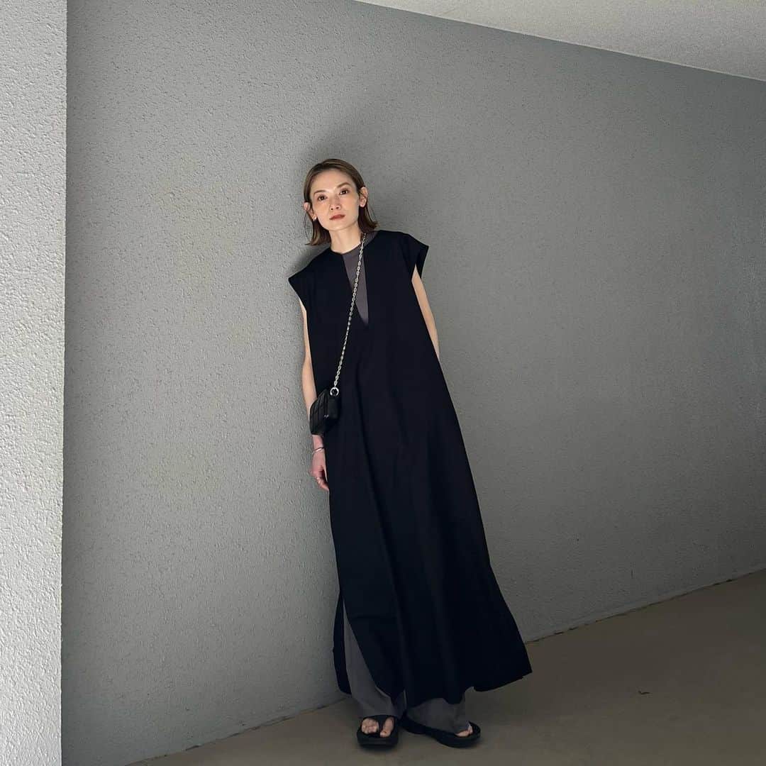 MATSUIRIHOさんのインスタグラム写真 - (MATSUIRIHOInstagram)「150cm🚶‍♀️ スカートは長すぎるくらいの丈感で着たい◎ 程よいキーネックが良い感じ。  @geera__official  商品番号：207880 (リネン入りＶネックオーバージャンスカ：M着用） 詳細はZOZO/公式Instagramでチェックしてみてください〜🙇🏼‍♀️  #春夏コーデ #低身長コーデ #150cmコーデ #GU #GUコーデ #ジーユー #GeeRA #ジーラ #ジーラコーデ #春コーデ#アメスリ #accessory #oofos #サンダルコーデ　#ボブ #シンプルコーデ #カジュアルコーデ #大人カジュアル #骨格ナチュラル #大人ファッション #ボブヘア #ぱっつんボブ #ハイトーンカラー」4月22日 19時11分 - rihoo914