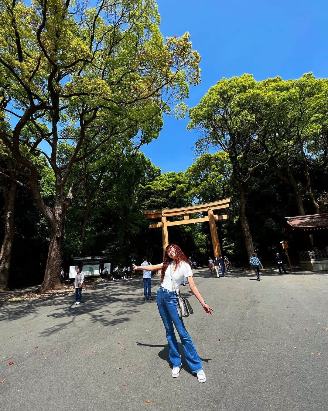 山岡美穂のインスタグラム：「自然パワー注入🫶🌱🕊️ お腹の悪者早く治れ〜！！！ #明治神宮前」