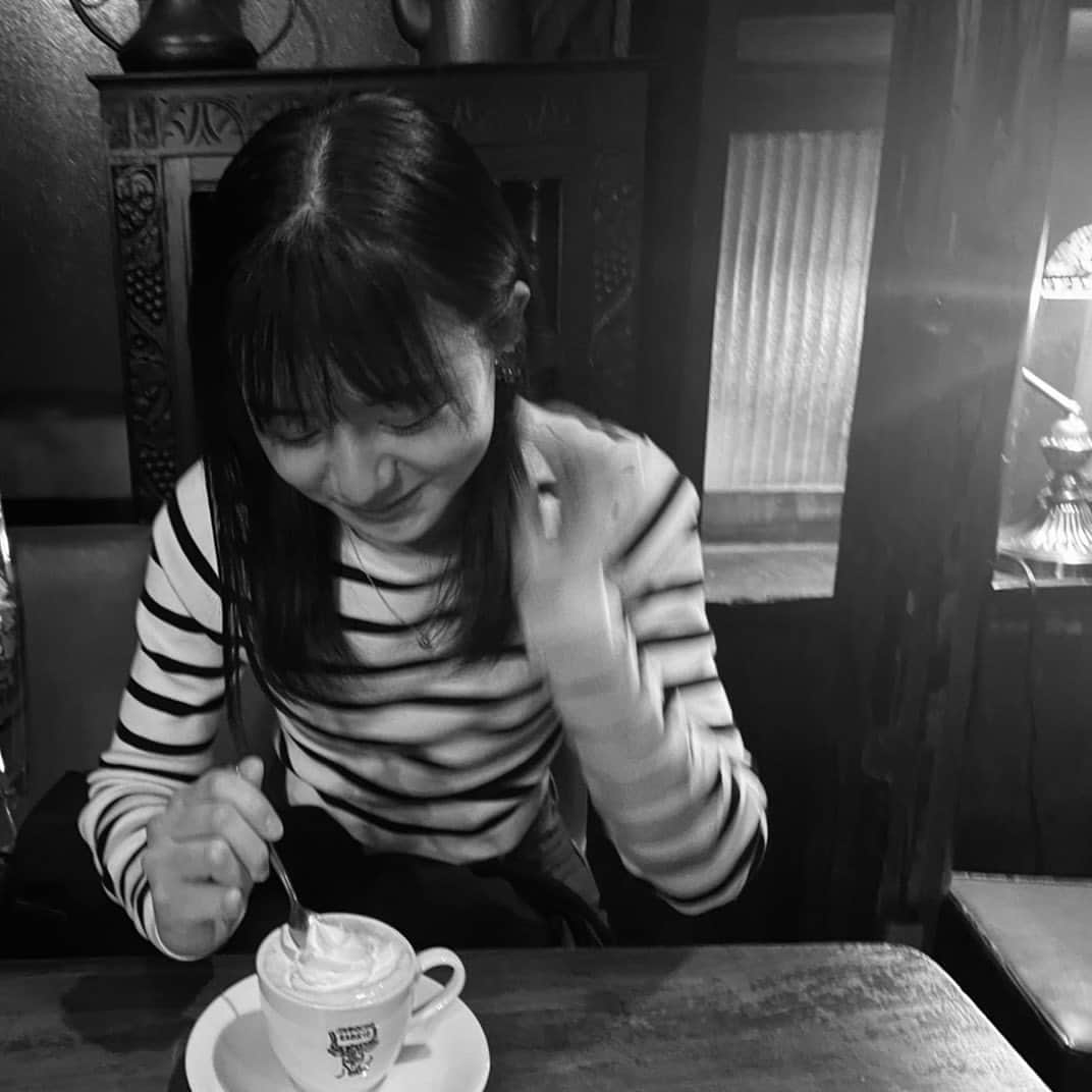 瀬戸琴楓のインスタグラム：「‪︎‬ ‪︎☺︎ 久しぶりに写真をモノクロにしてみた🤍🖤 少し前のなんですけど、初めて喫茶店でウィンナーコーヒーを飲んだ日☕」