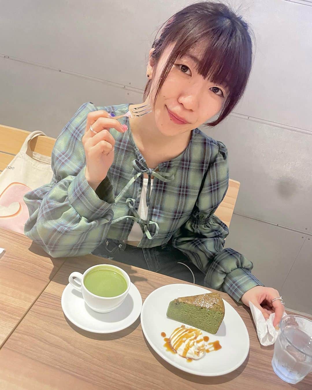 ぱいぱいでか美のインスタグラム：「気付いたらめっちゃ緑だった💚🤑🧑‍🎤🩲👒🐸🦖🦚🌲🍀🍏🥬🫒🥗🪀🧩🔫📗♻️✅🟢  photo by @aiueren125 です なのでかなり気が抜けている 単純にメイクもうすい！  たまにはこういうゆるい写真も載せよ〜🫶🏻 . #でか美ちゃん #めっちゃマッチャめっちゃBOOMBOOM食べるめっちゃマッチャめっちゃWOMAN状態」