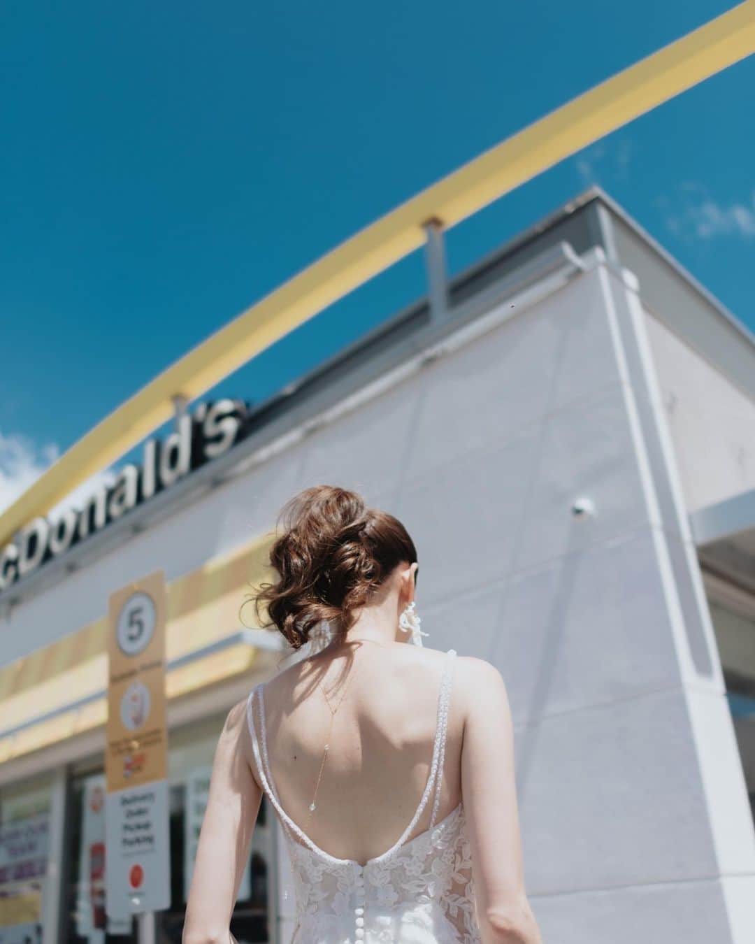 ハワイ挙式のCheersWedding チアーズウェディングのインスタグラム：「. 新婦様がお好きな あの場所に🍟  ************************* 【ハワイ挙式相談会のご案内】 ◎オンライン相談会開催中◎  チアーズウェディングでは、 ご自宅から簡単に参加できる Zoom、LINE、Skypeでの オンライン相談会を実施しております。 . ハワイ挙式をご検討されたばかりの方も、 しっかり準備を進められている方も 是非お気軽にご参加ください☺︎  【ご予約】  HPより、ご希望日時をご予約ください❣️  *********************** 【HP】 https://www.cheerswedding.jp  ☎︎0120-128-828 平日11:00〜19:00／土日祝10:00〜19:00 (水・木曜定休日)  ***********************  ◆ウェディングパーク海外 チアーズウェディングで検索！ https://foreign.weddingpark.net/agentlist/100063/  #cheerswedding  #hawaiiwedding  #チアーズウェディング #ハワイウェディング  #ハワイウェディングプロデュース  #海外ウェディング #リゾートウェディング #ガーデンウェディング  #海外挙式 #ハワイ挙式  #ハワイ婚 #結婚式  #プレ花嫁 #ブライダル #オリジナルウェディング #ウェディングレポート #海外挙式準備  #ハワイ旅行 #ハワイウェディングレポ  #ハワイウェディングフォト  #ハワイフォトウェディング  #ハワイ結婚式  #ハワイ結婚式準備  #ハワイ花嫁  #結婚式写真  #ハワイフォトツアー #ハワイオーダーメイドウェディング」