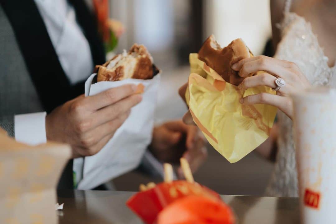 ハワイ挙式のCheersWedding チアーズウェディングのインスタグラム：「. 新婦様がお好きな あの場所に🍔  ************************* 【ハワイ挙式相談会のご案内】 ◎オンライン相談会開催中◎  チアーズウェディングでは、 ご自宅から簡単に参加できる Zoom、LINE、Skypeでの オンライン相談会を実施しております。 . ハワイ挙式をご検討されたばかりの方も、 しっかり準備を進められている方も 是非お気軽にご参加ください☺︎  【ご予約】  HPより、ご希望日時をご予約ください❣️  *********************** 【HP】 https://www.cheerswedding.jp  ☎︎0120-128-828 平日11:00〜19:00／土日祝10:00〜19:00 (水・木曜定休日)  ***********************  ◆ウェディングパーク海外 チアーズウェディングで検索！ https://foreign.weddingpark.net/agentlist/100063/  #cheerswedding  #hawaiiwedding  #チアーズウェディング #ハワイウェディング  #ハワイウェディングプロデュース  #海外ウェディング #リゾートウェディング #ガーデンウェディング  #海外挙式 #ハワイ挙式  #ハワイ婚 #結婚式  #プレ花嫁 #ブライダル #オリジナルウェディング #ウェディングレポート #海外挙式準備  #ハワイ旅行 #ハワイウェディングレポ  #ハワイウェディングフォト  #ハワイフォトウェディング  #ハワイ結婚式  #ハワイ結婚式準備  #ハワイ花嫁  #結婚式写真  #ハワイフォトツアー #ハワイオーダーメイドウェディング」